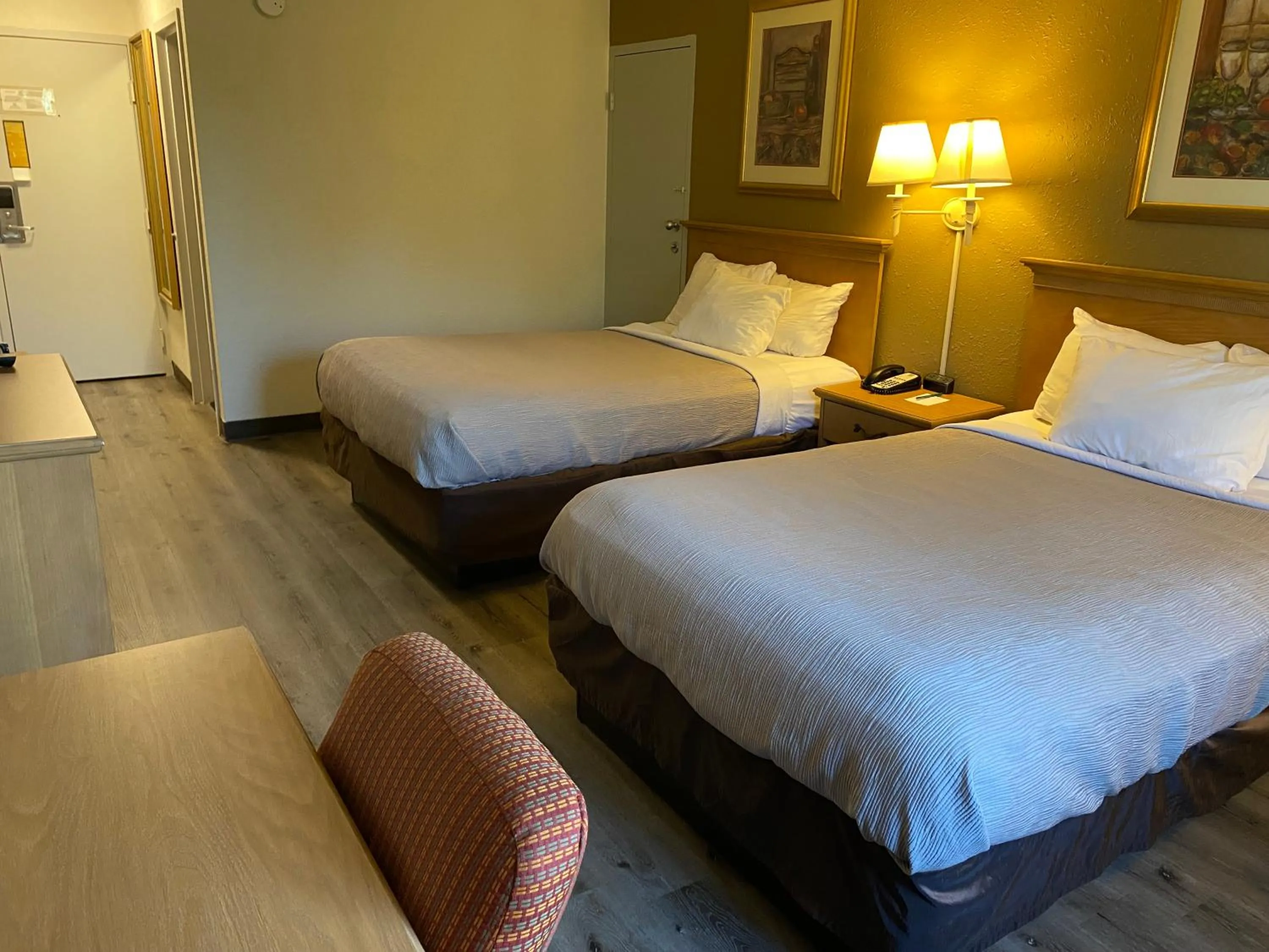 Bathroom, Bed in Quality Inn Perrysburg - Toledo South