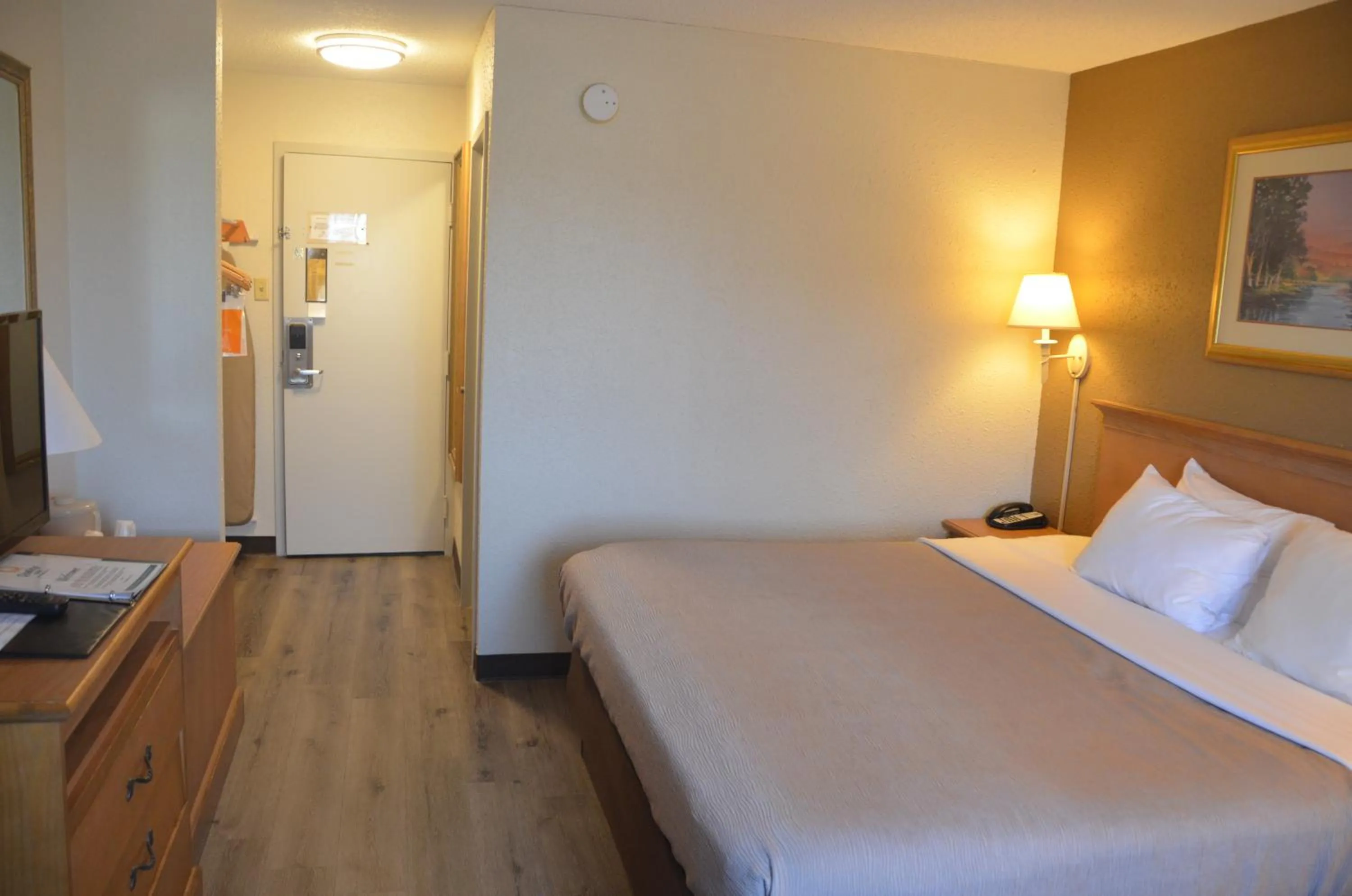 Bathroom, Bed in Quality Inn Perrysburg - Toledo South