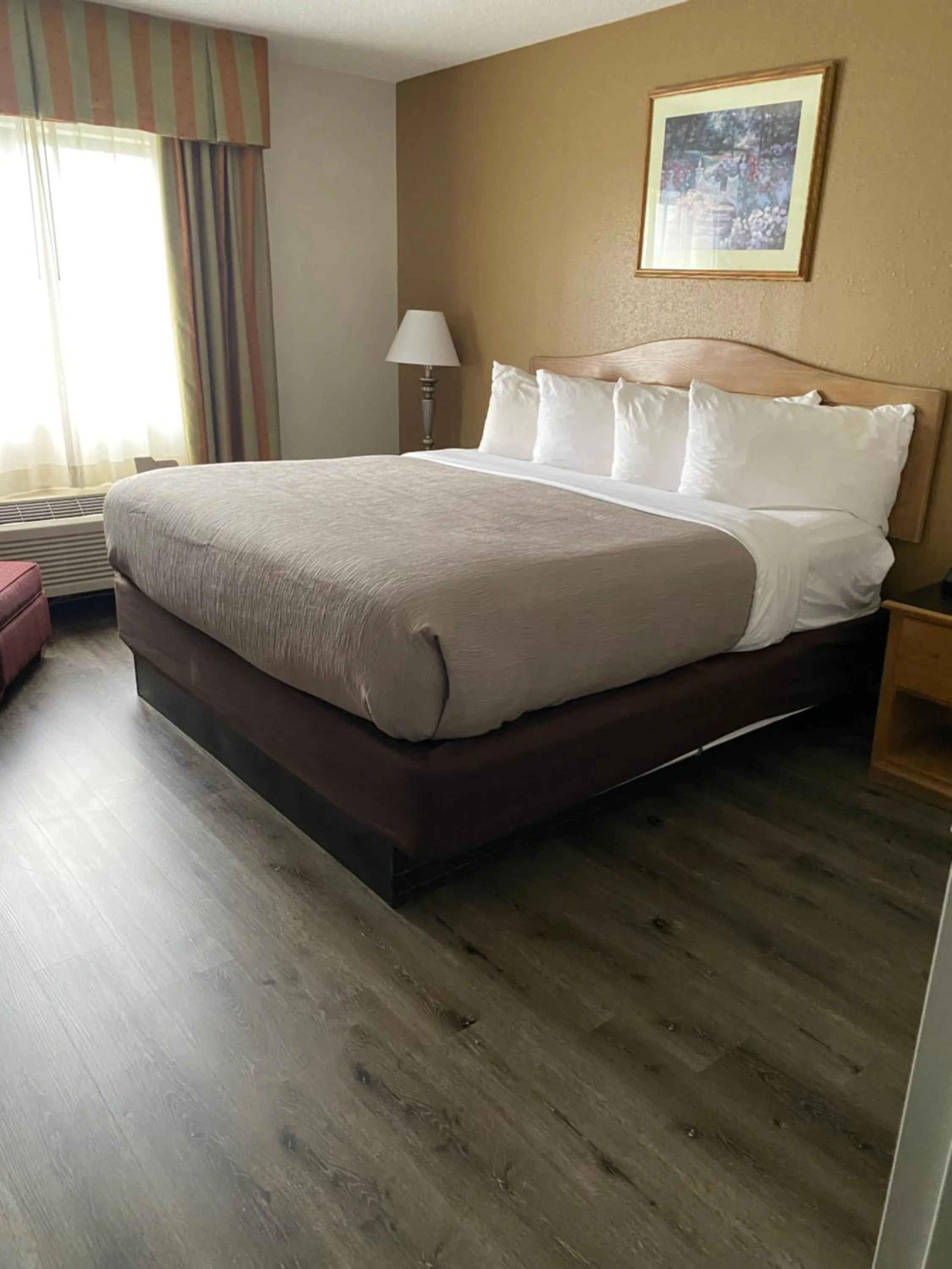 Bed in Quality Inn Perrysburg - Toledo South
