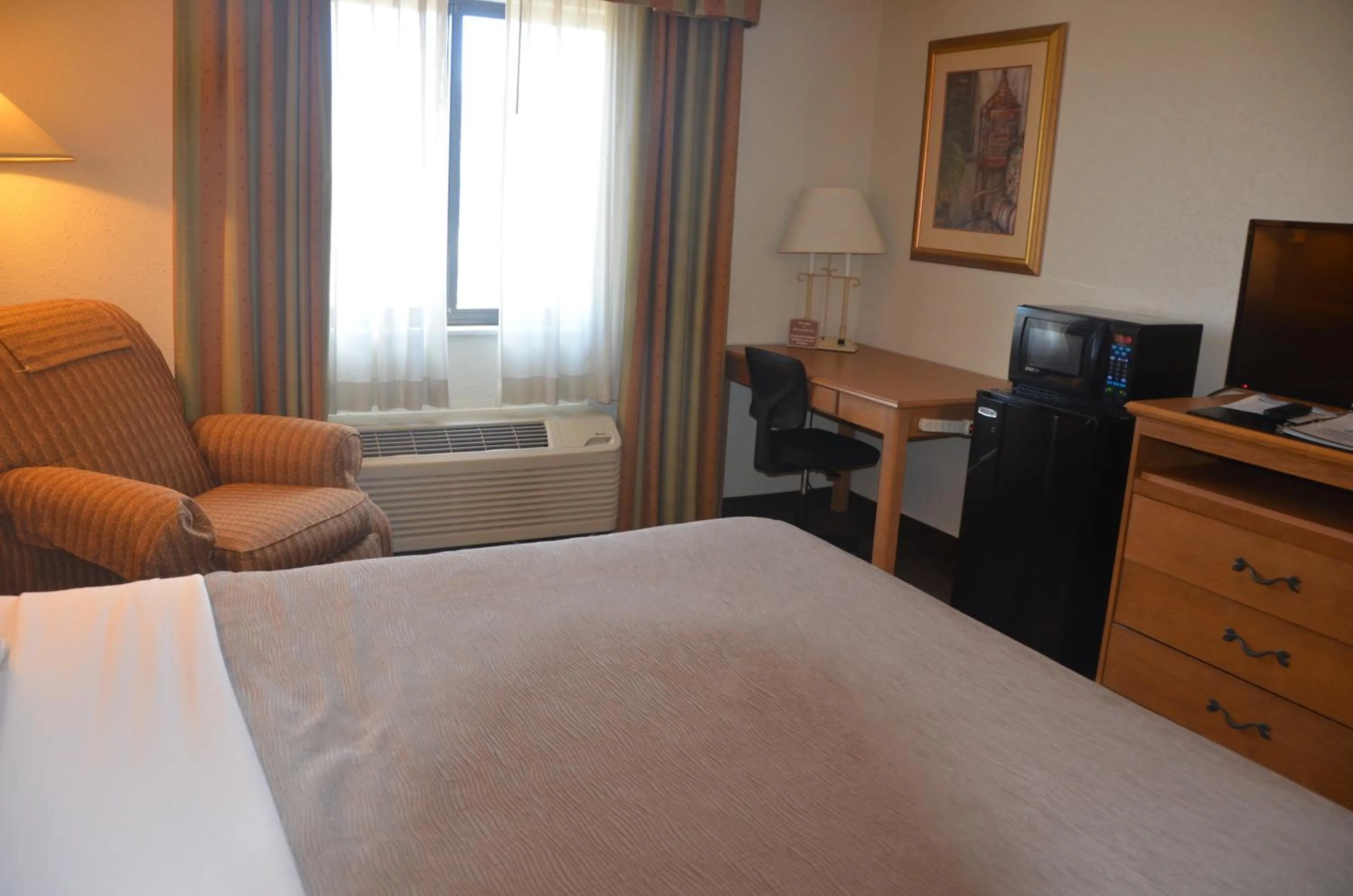 Bedroom, Bed in Quality Inn Perrysburg - Toledo South