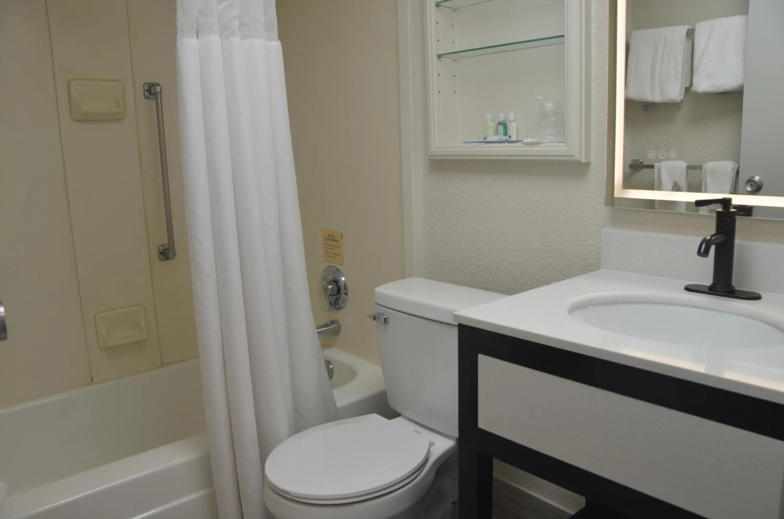 Bathroom in Quality Inn Perrysburg - Toledo South