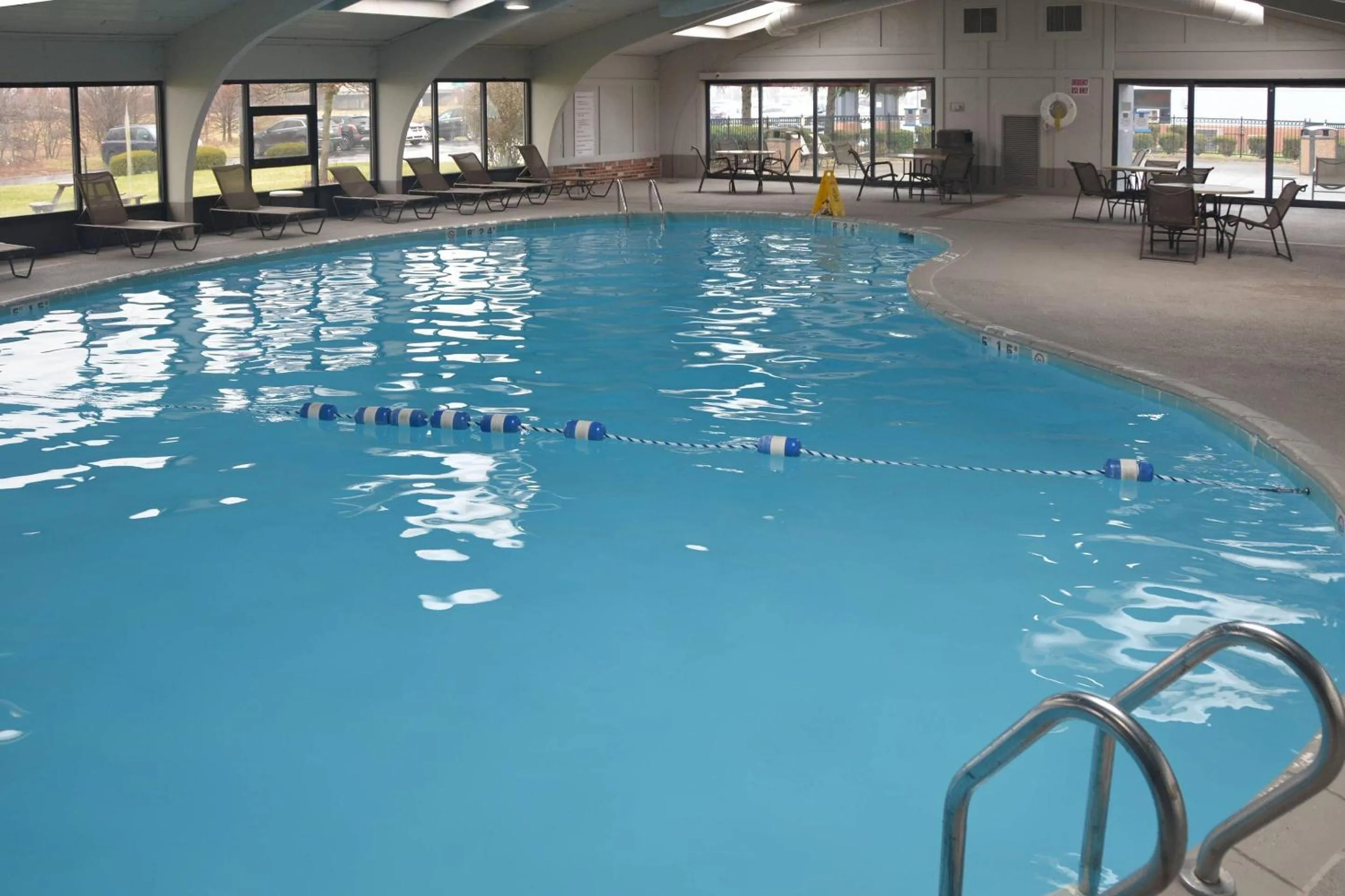 Swimming pool in Quality Inn Perrysburg - Toledo South