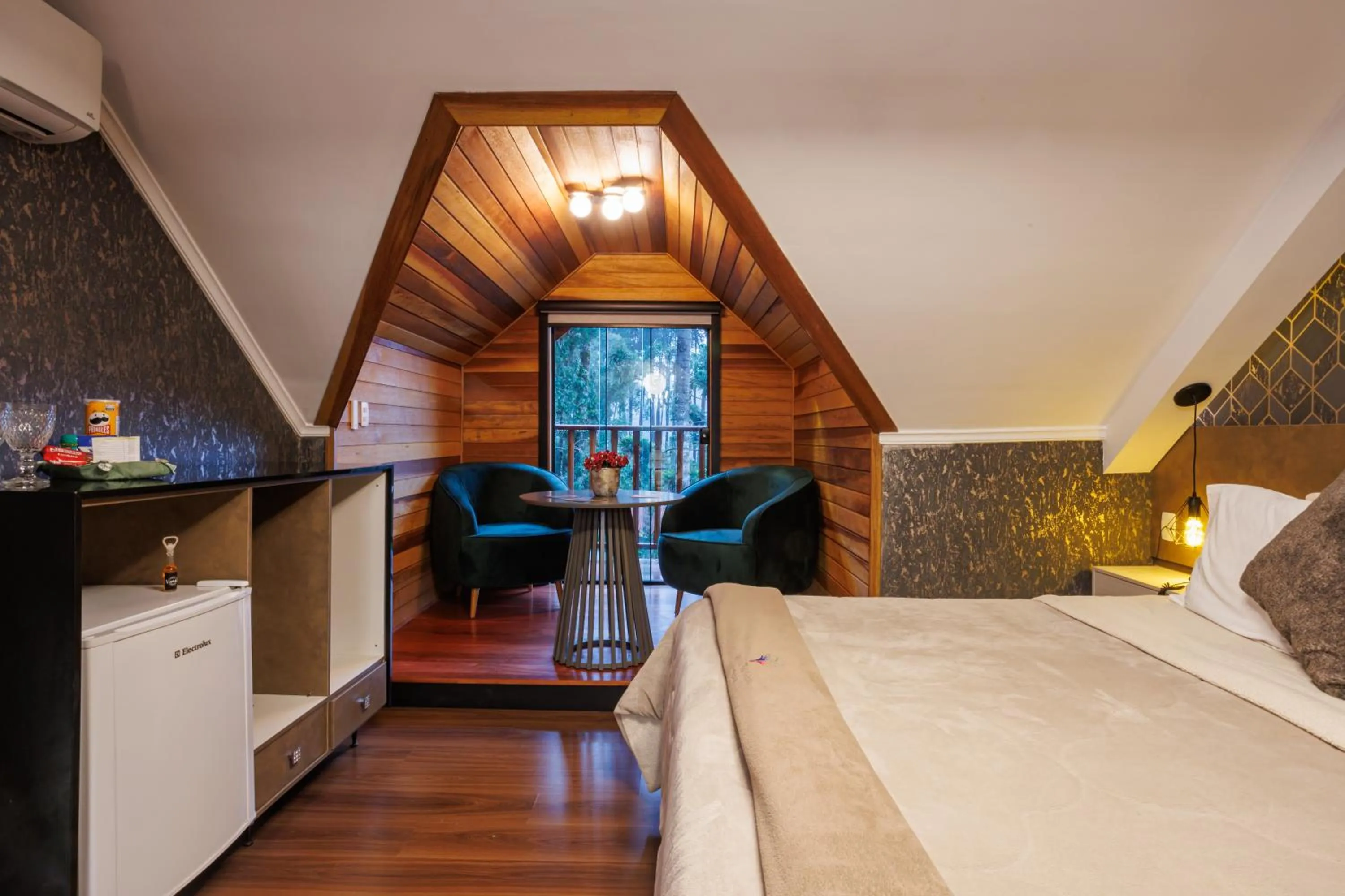 Seating area, Bed in Caminho das Pedras Pousada de Charme