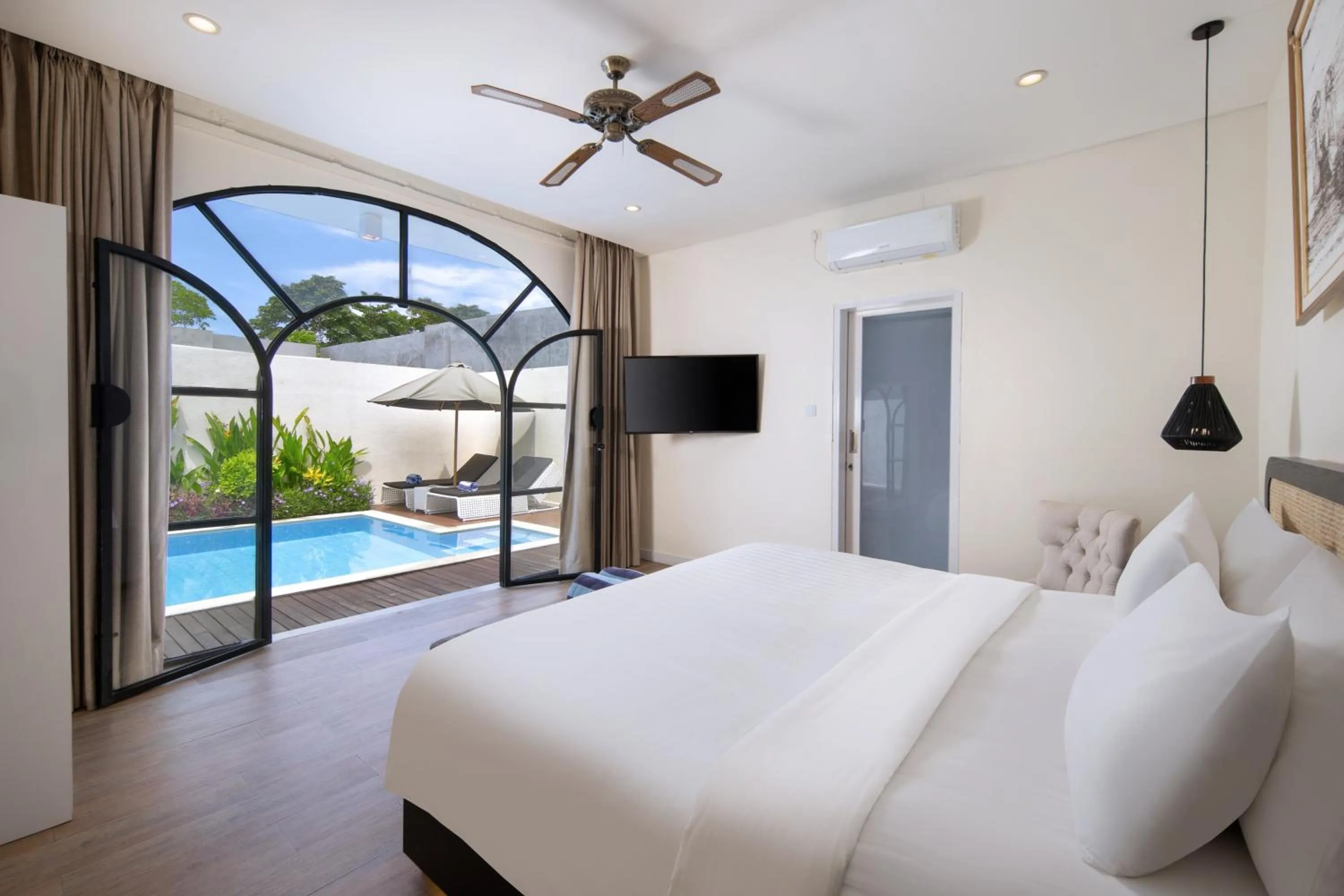 Bedroom, Bed in The Grand Daha Luxury Villas