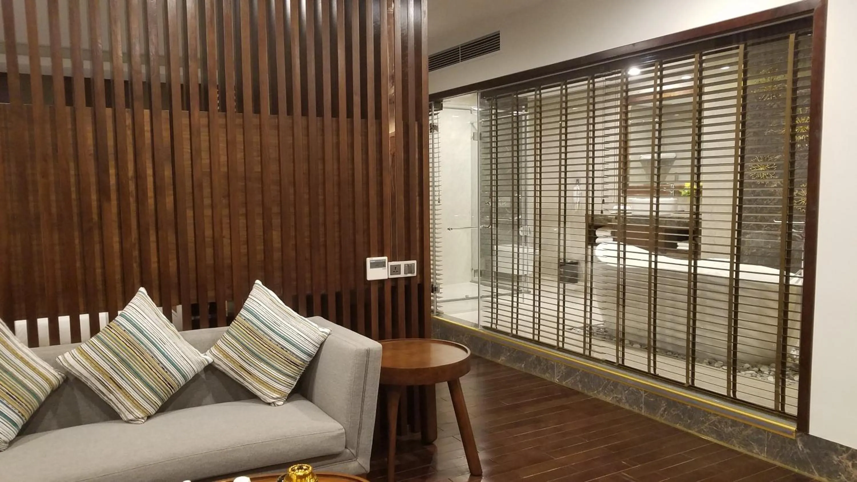 Living room in Eagle Hotel