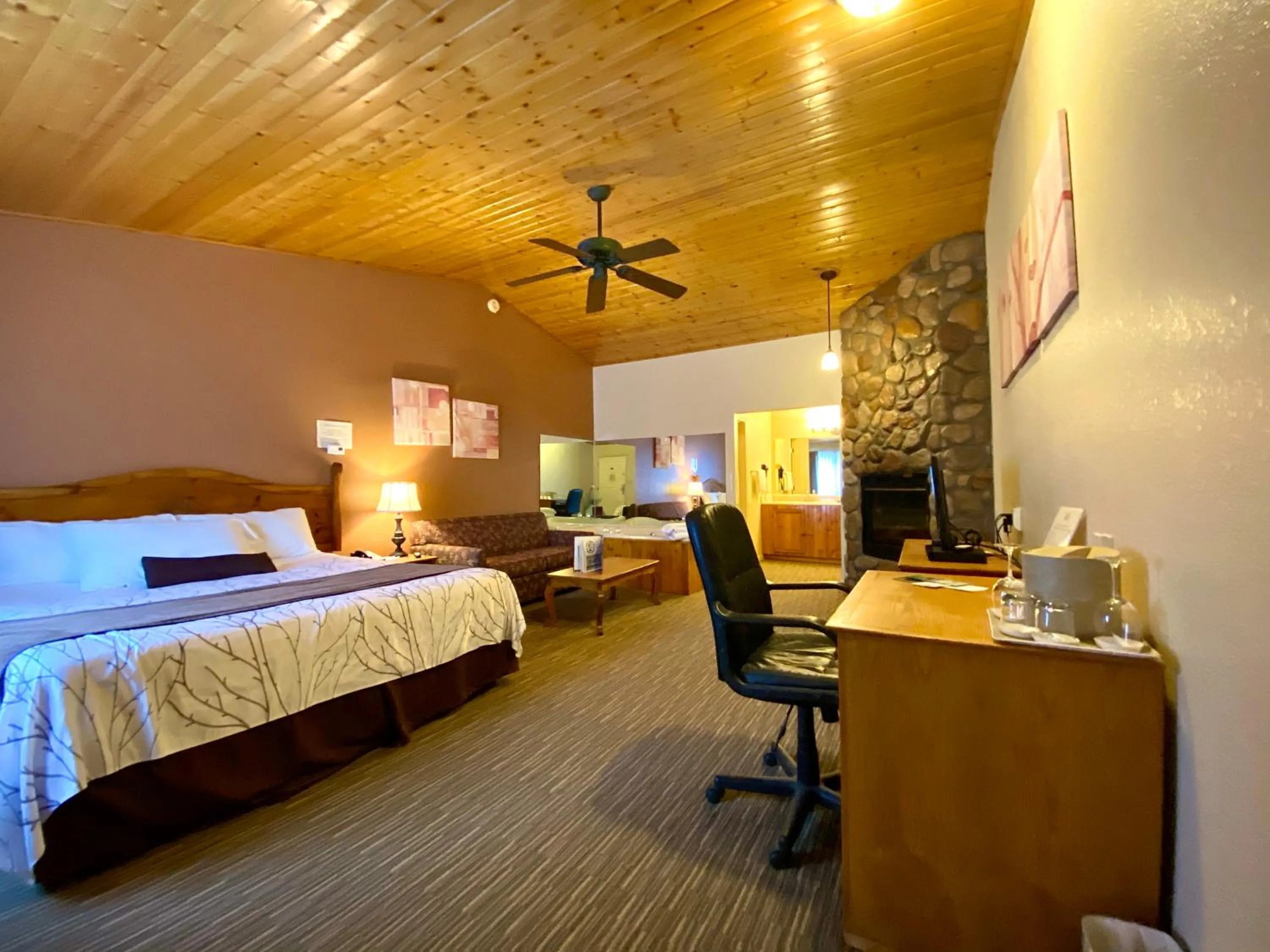 Photo of the whole room, Bed in Majestic Mountain Inn