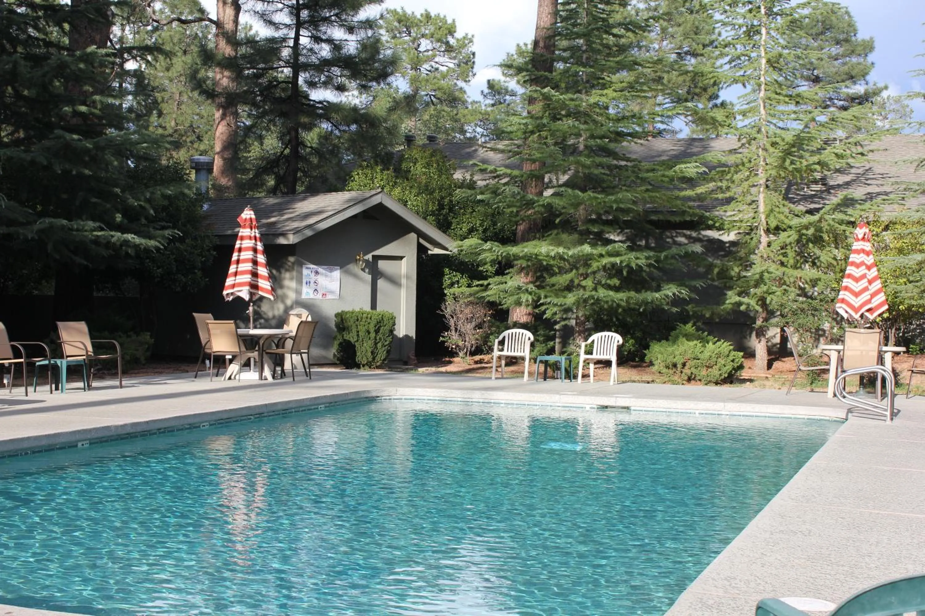 Swimming pool in Majestic Mountain Inn