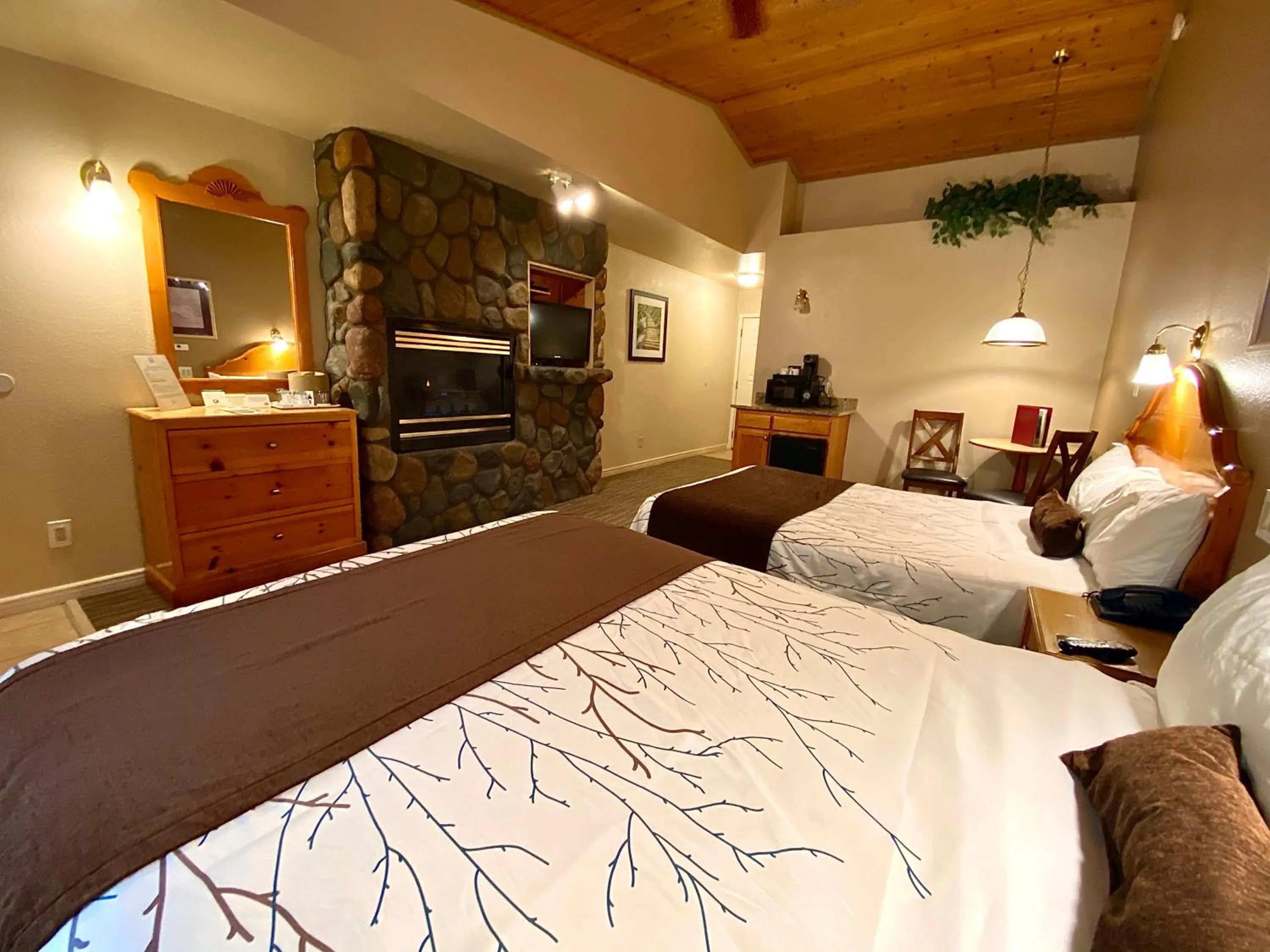 Photo of the whole room, Bed in Majestic Mountain Inn