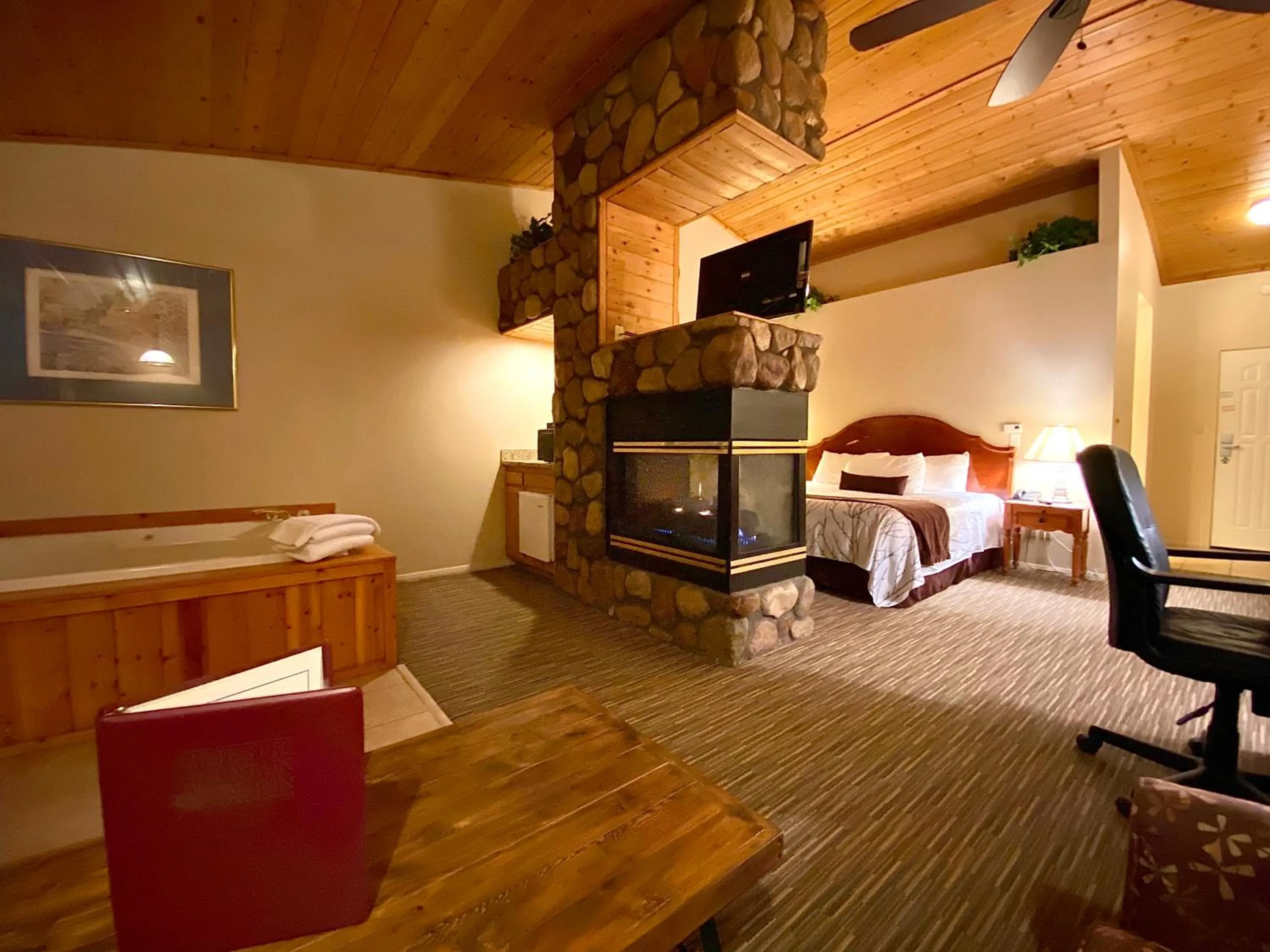 Photo of the whole room, Bed in Majestic Mountain Inn