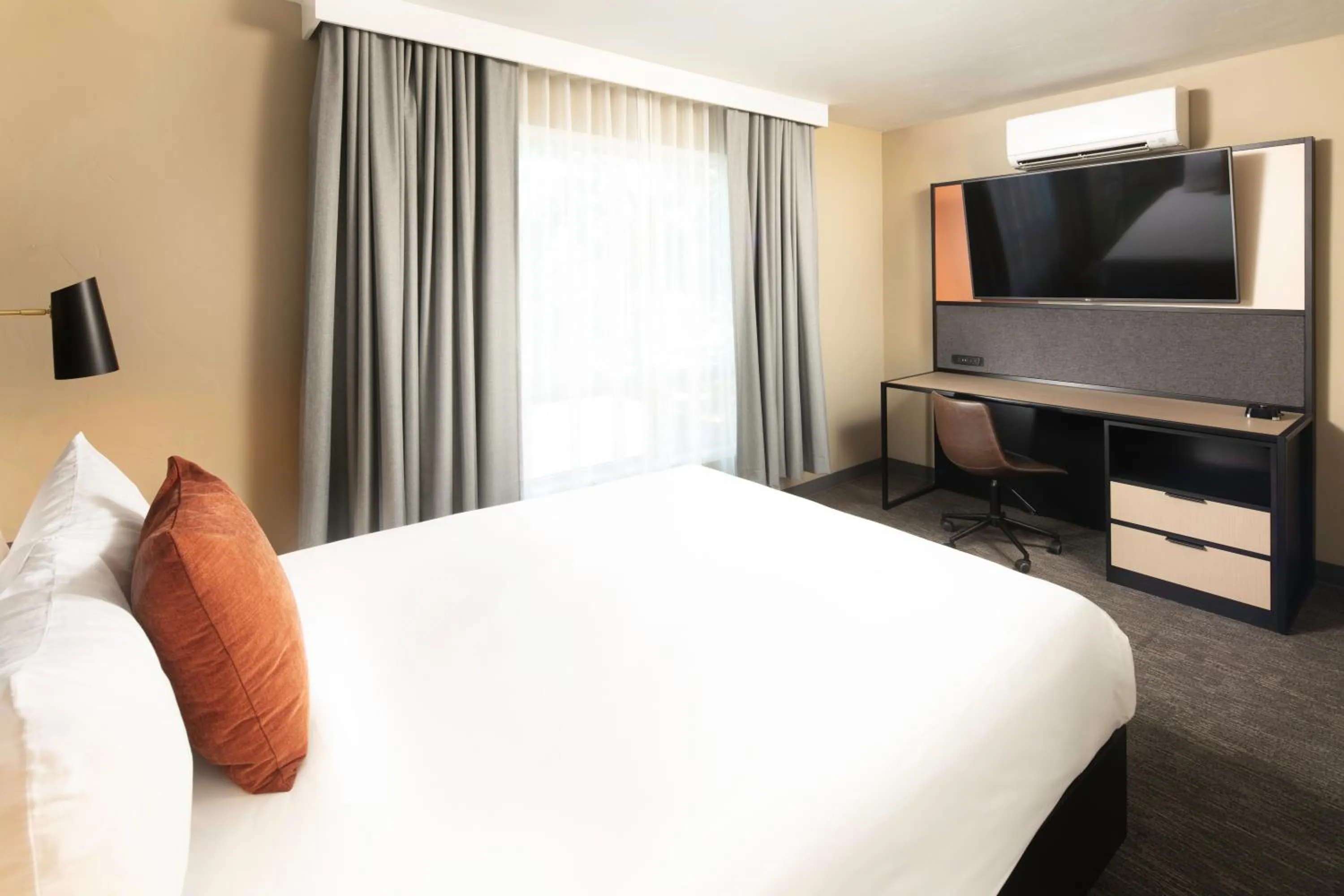 Bedroom, Bed in Waypoint Hotel