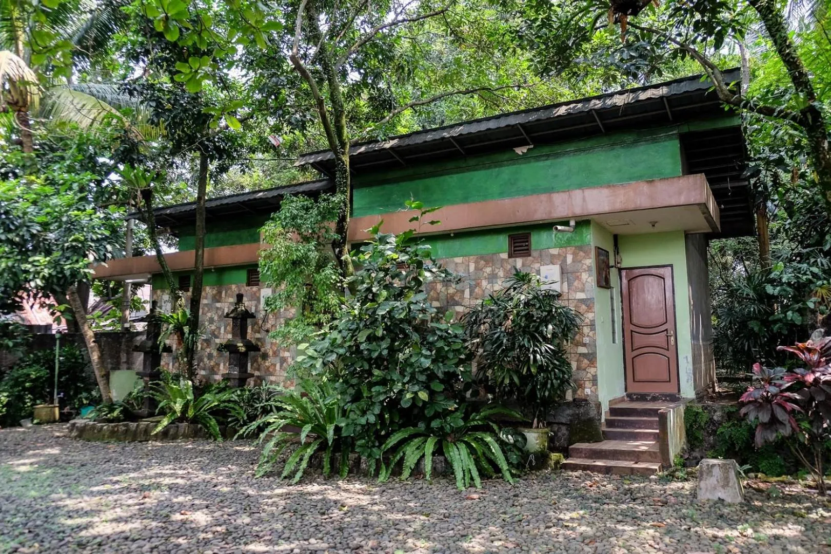 Area and facilities in RedDoorz Plus near Jalan Baru Bogor