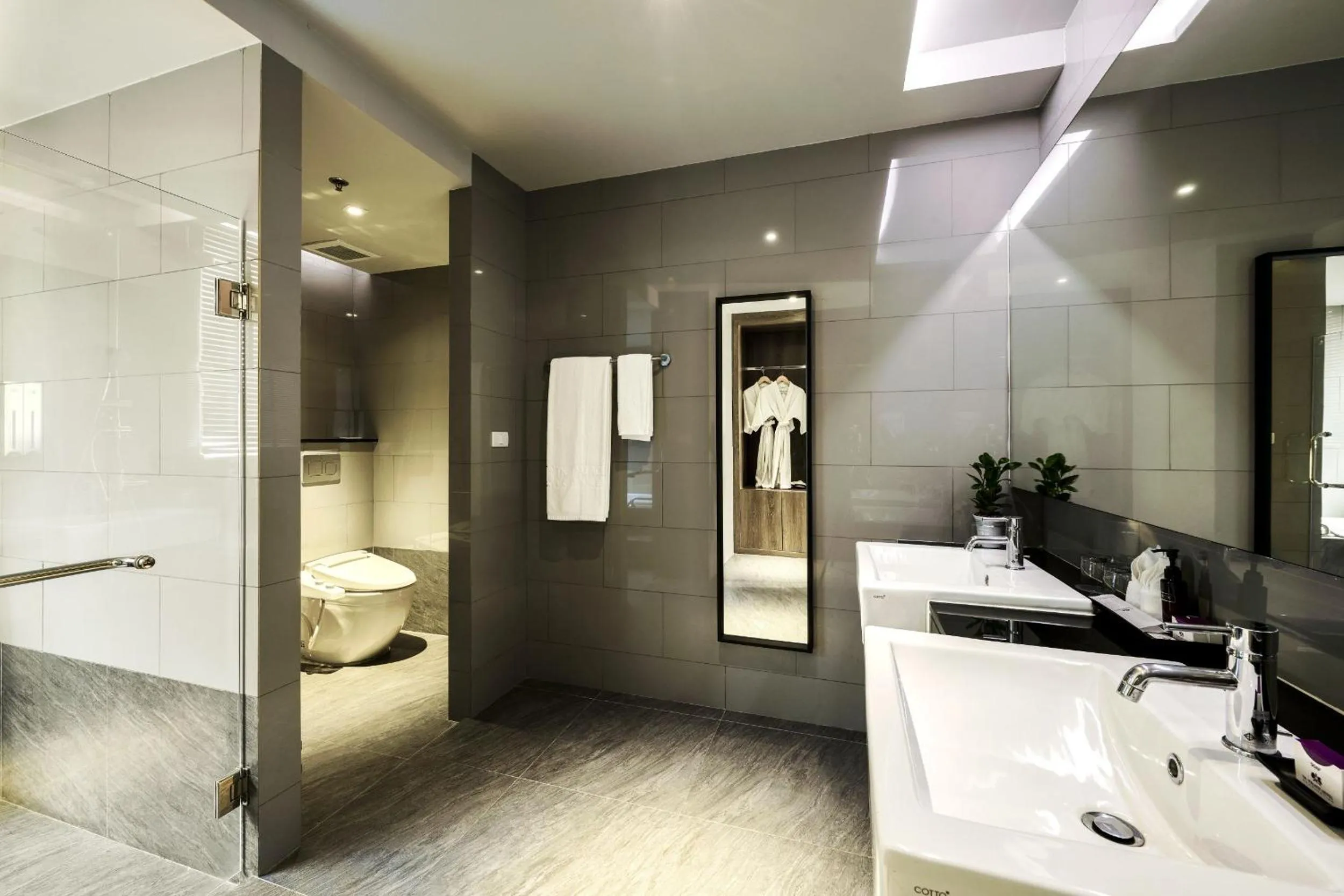 Shower in TK Palace Hotel & Convention Bangkok