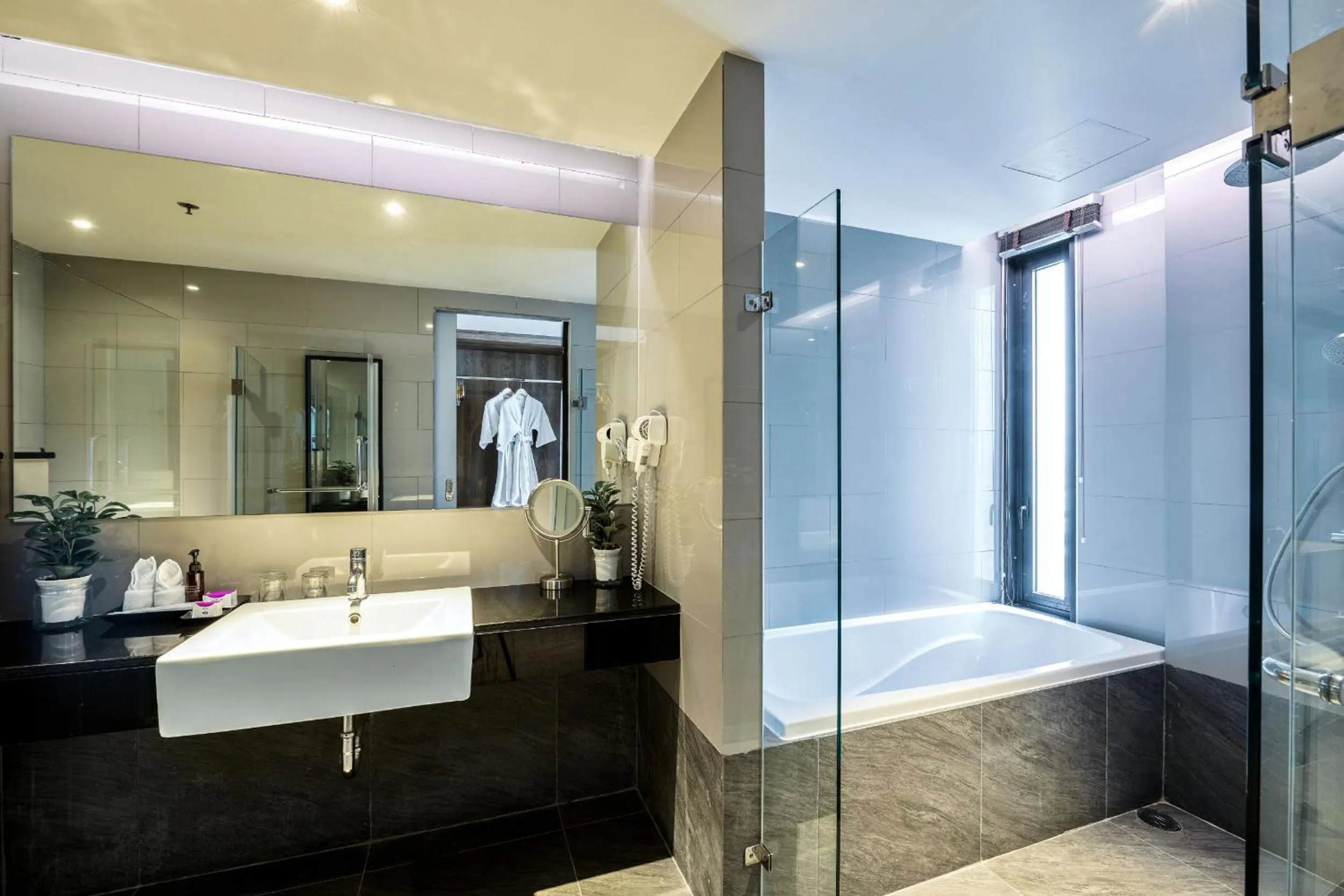 Shower in TK Palace Hotel & Convention Bangkok