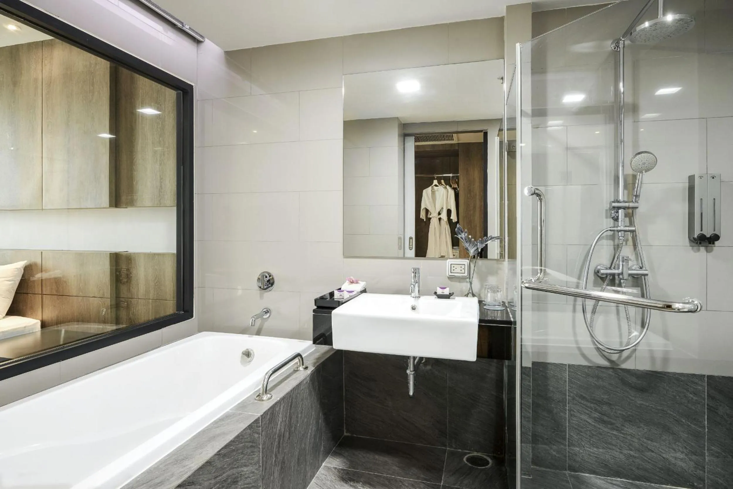 Shower in TK Palace Hotel & Convention Bangkok