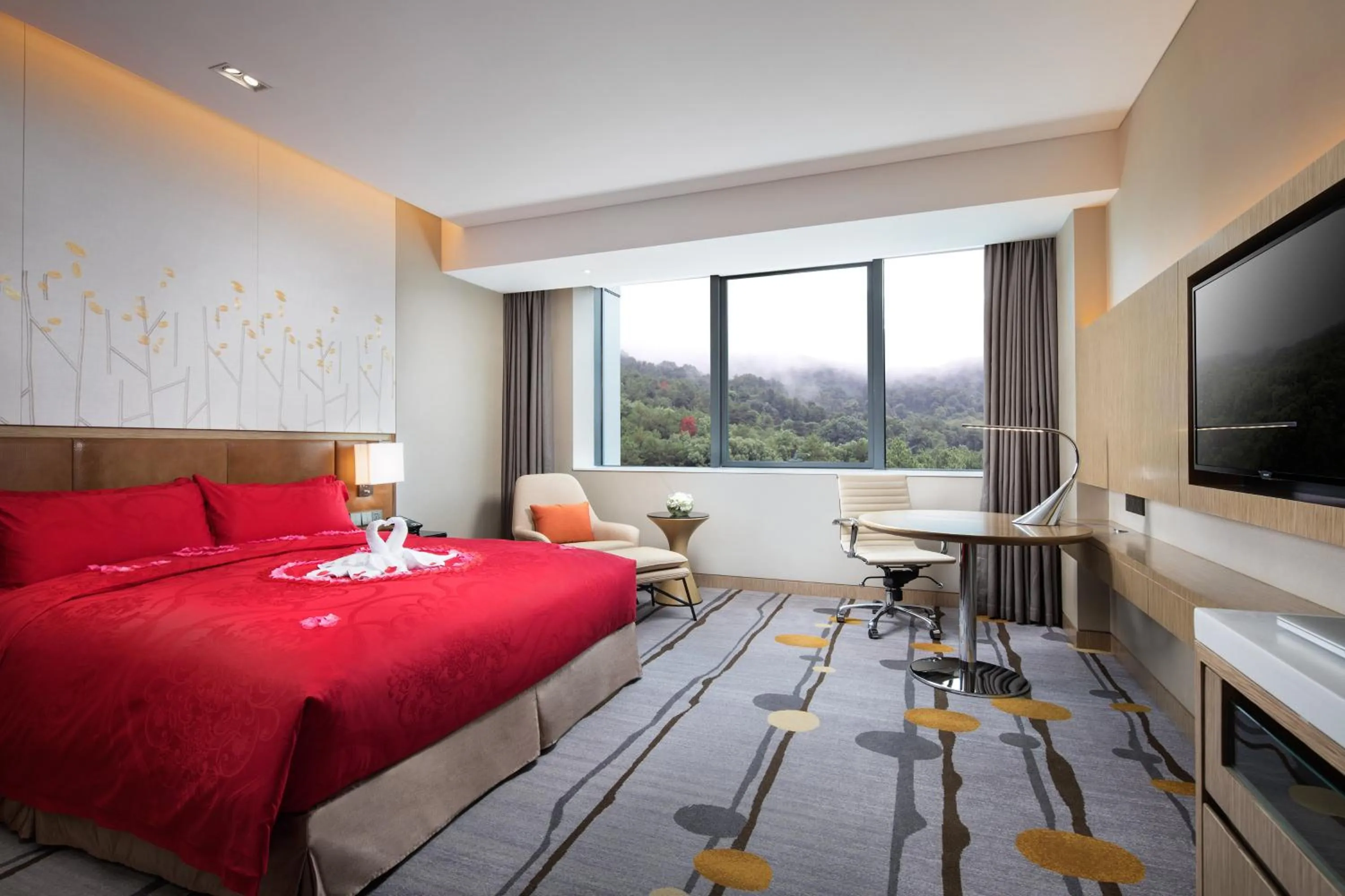 Photo of the whole room, Bed in Holiday Inn Shaoguan Downtown by IHG