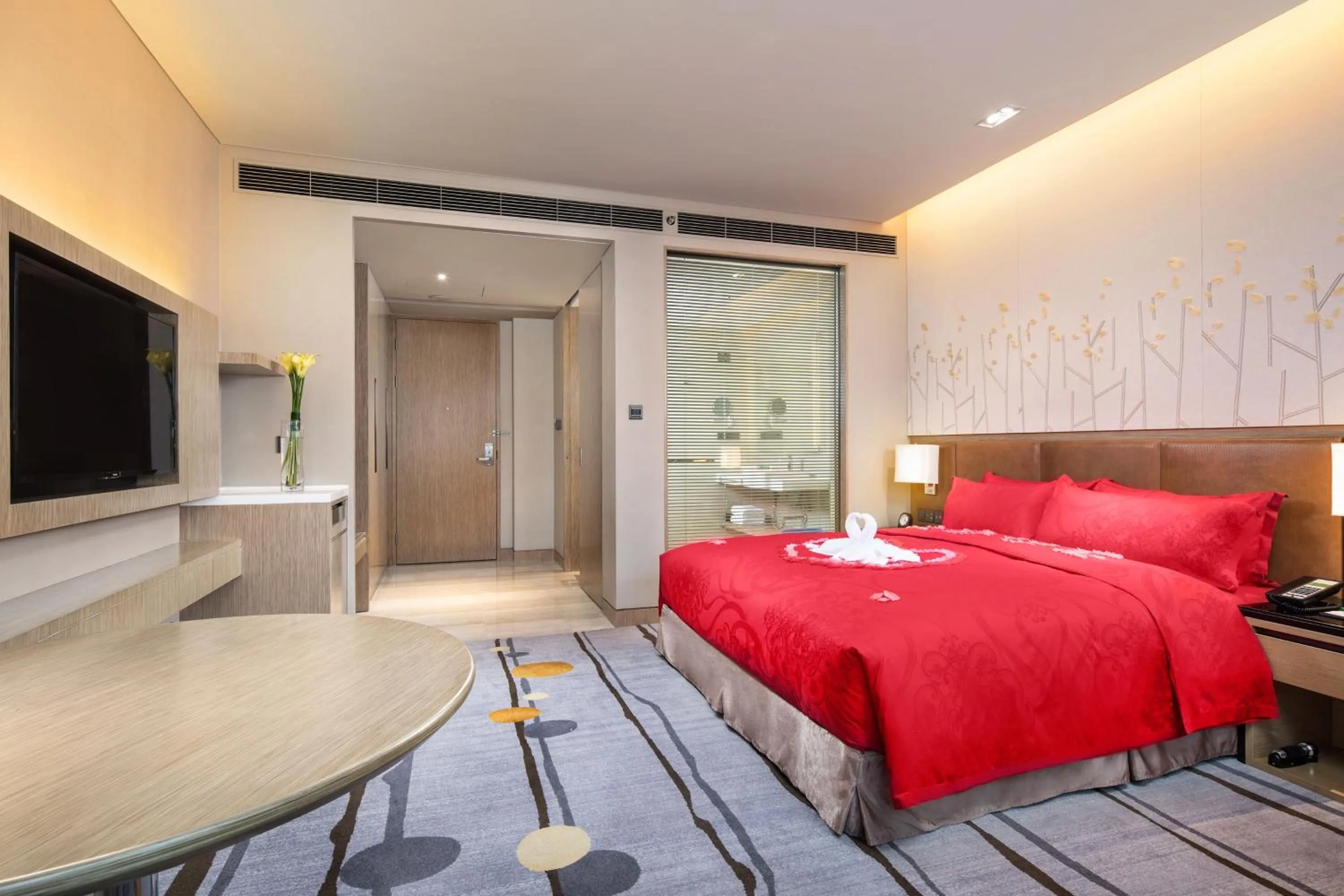 Photo of the whole room, Bed in Holiday Inn Shaoguan Downtown by IHG
