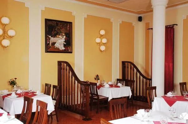 Restaurant/places to eat in Hotel Astoria