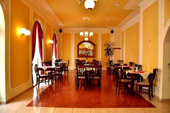 Restaurant/places to eat in Hotel Astoria