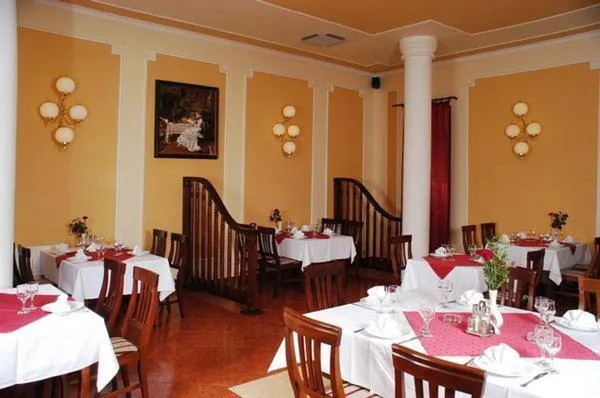 Restaurant/places to eat in Hotel Astoria