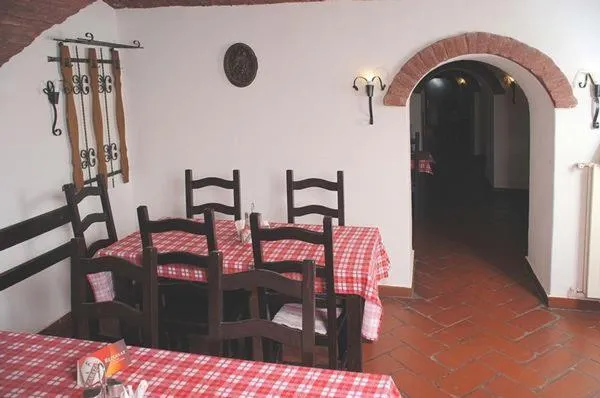 Restaurant/places to eat in Hotel Astoria