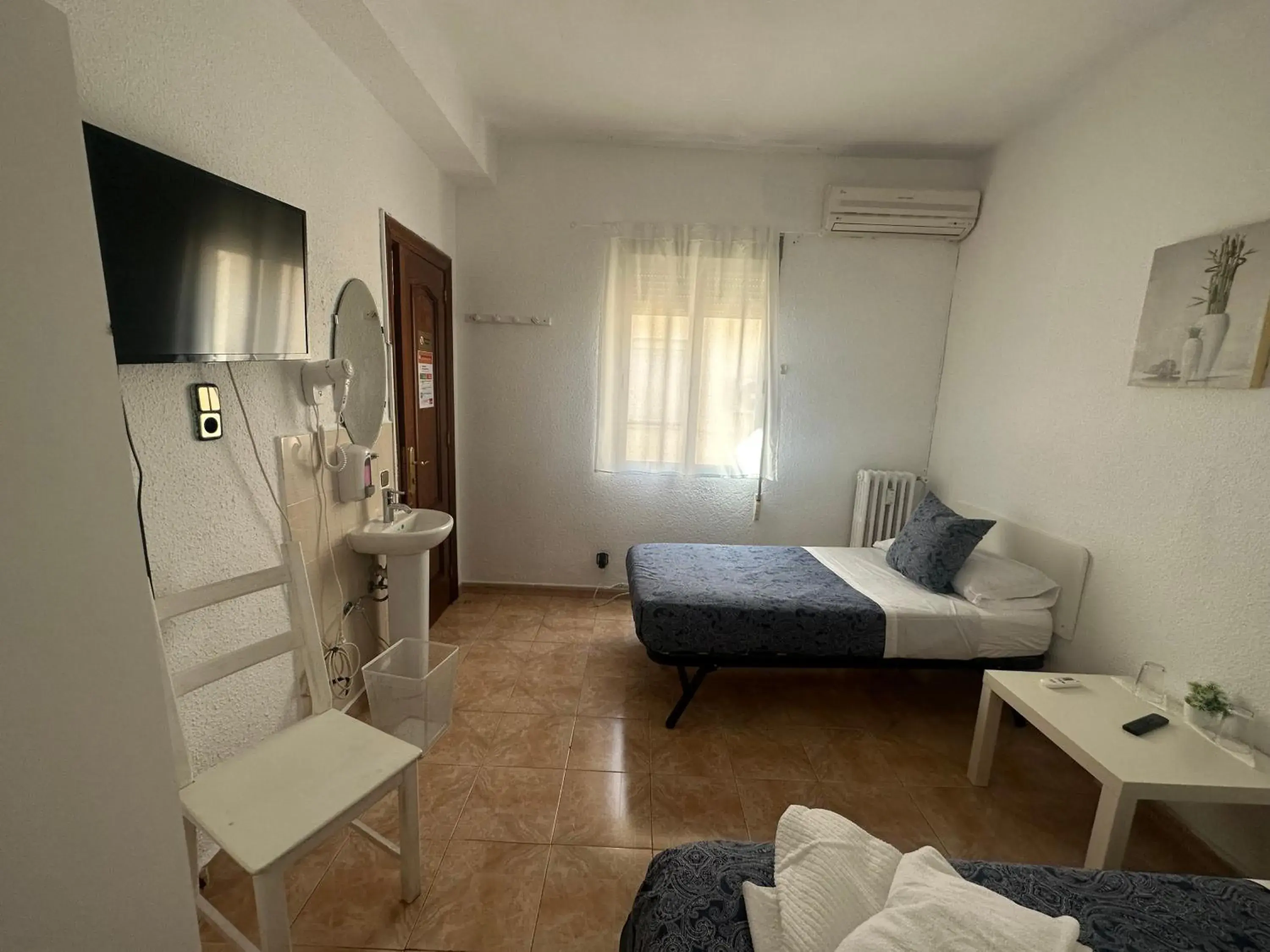 Twin Room with Shared Bathroom in Hostal Arrate Twin Room with Shared Bathroom in Hostal Arrate