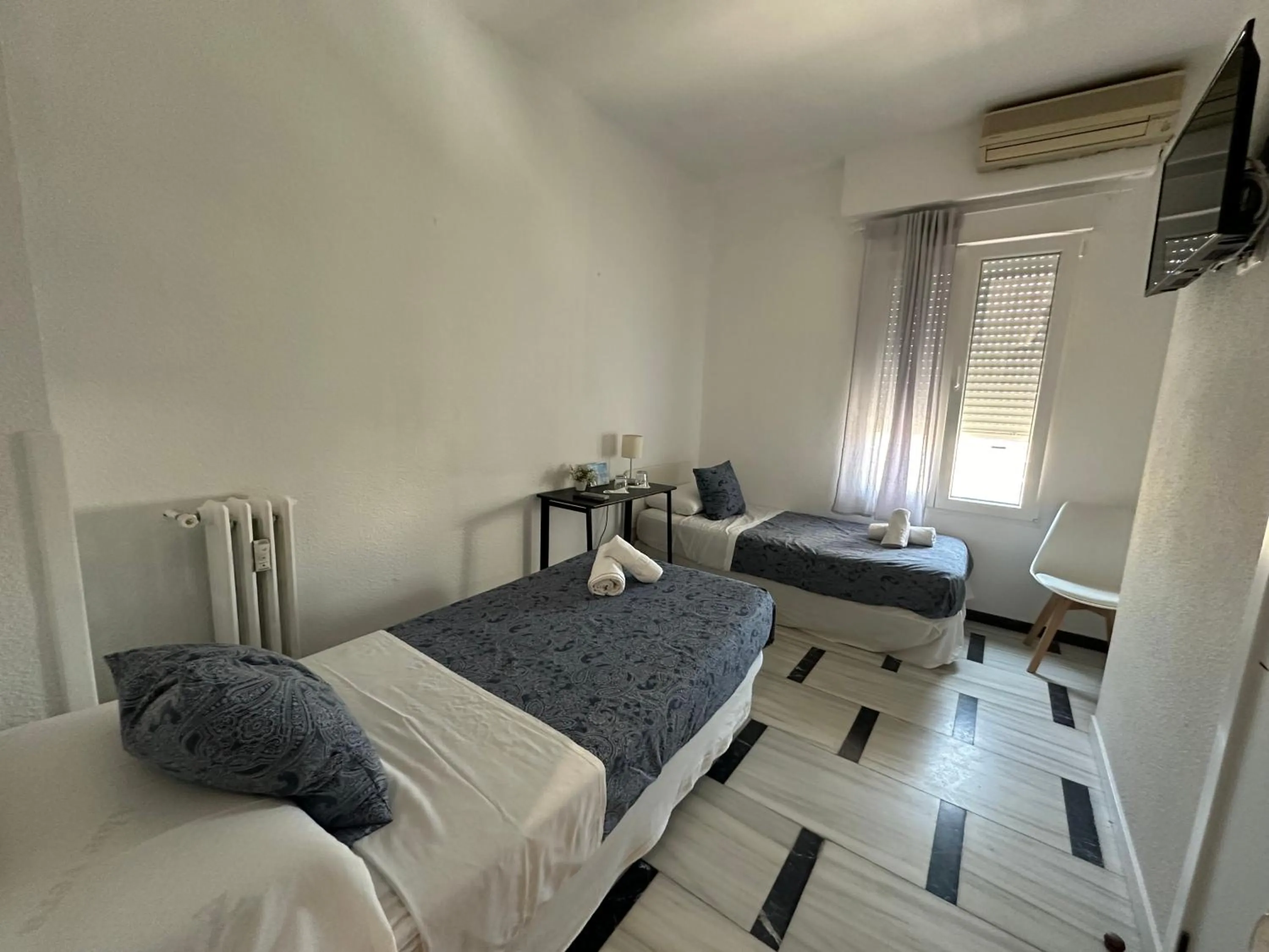 Shower, Bed in Hostal Arrate