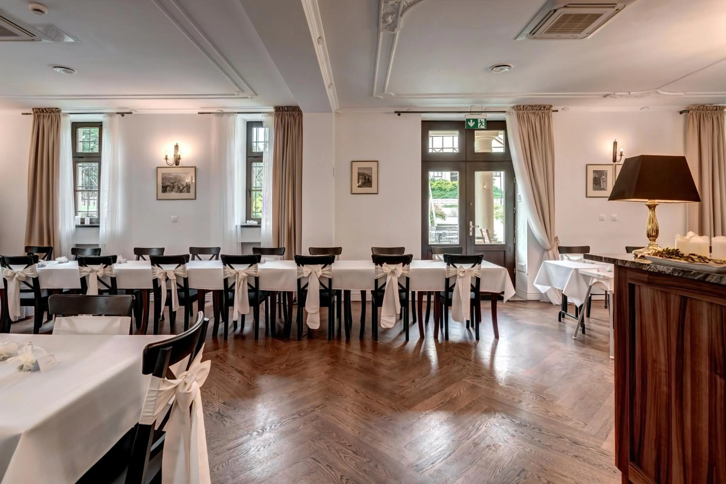 Restaurant/places to eat in Hotel Charlotta