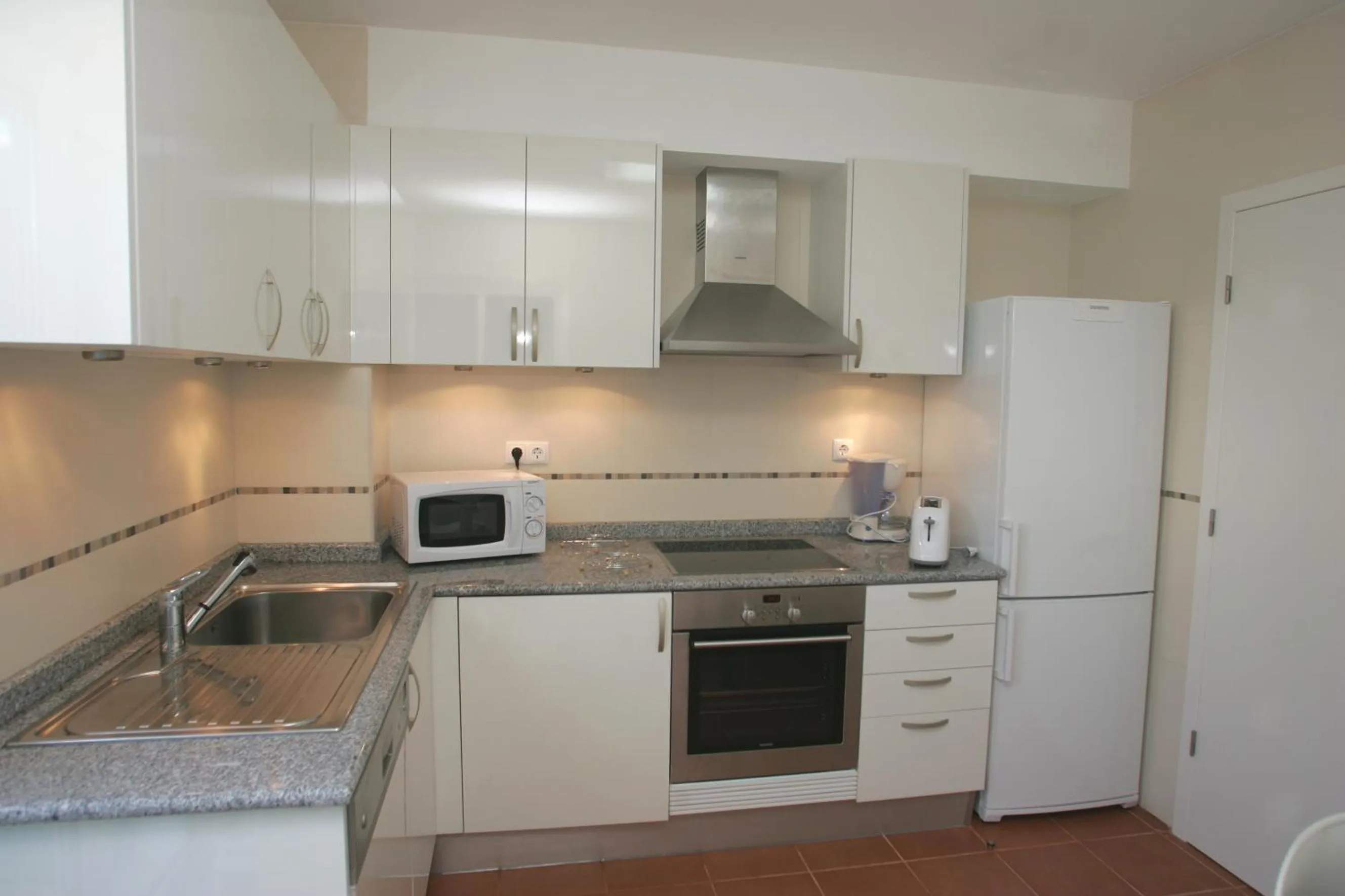 Kitchen or kitchenette in Aldeamento Turistico da Prainha