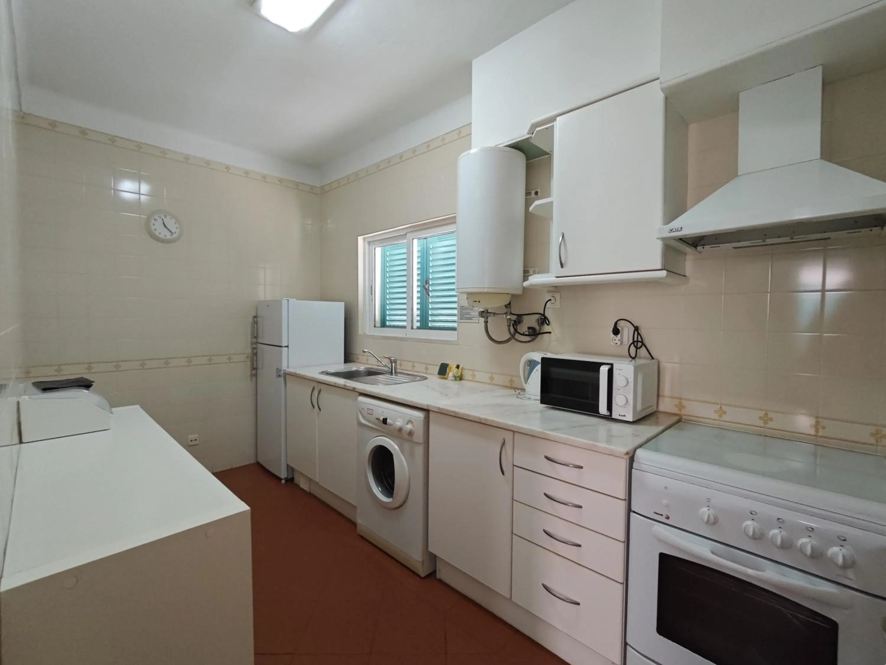 Kitchen or kitchenette in Aldeamento Turistico da Prainha