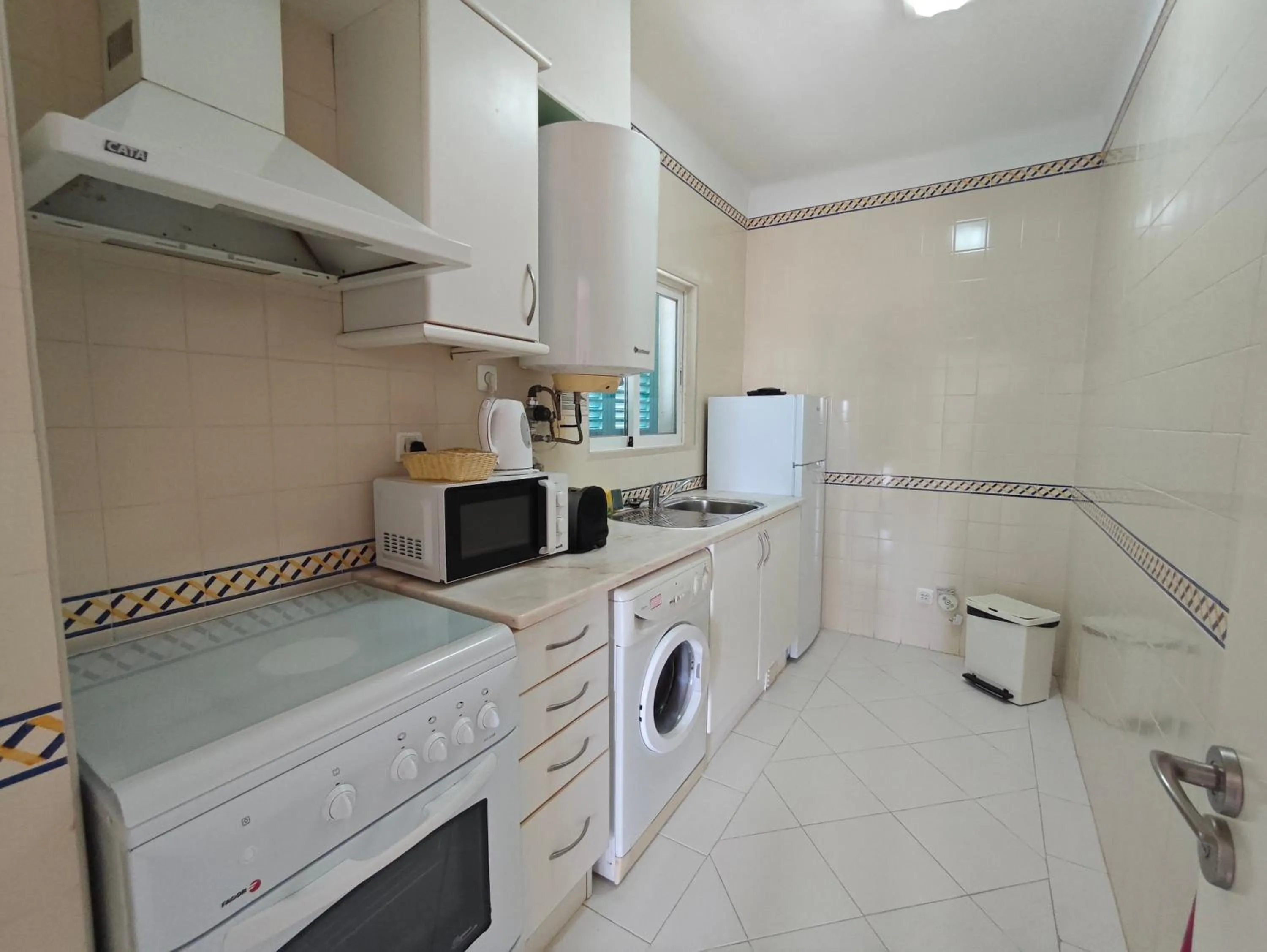 Kitchen or kitchenette in Aldeamento Turistico da Prainha