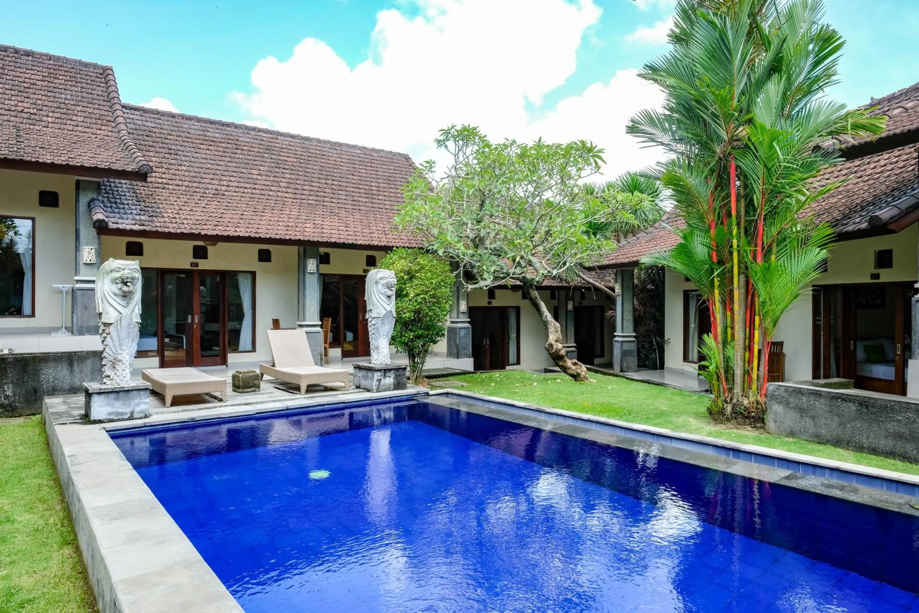 Swimming pool in Urbanview Hotel Lilis Cempaka Mas Guesthouse