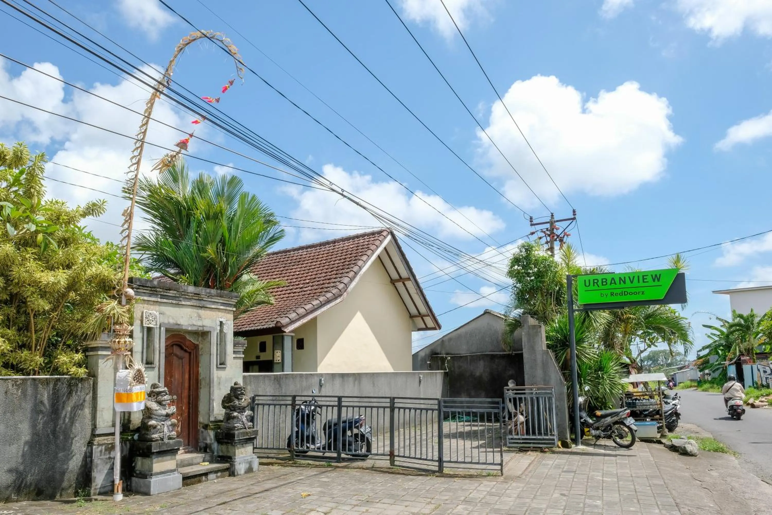 Facade/entrance in Urbanview Hotel Lilis Cempaka Mas Guesthouse