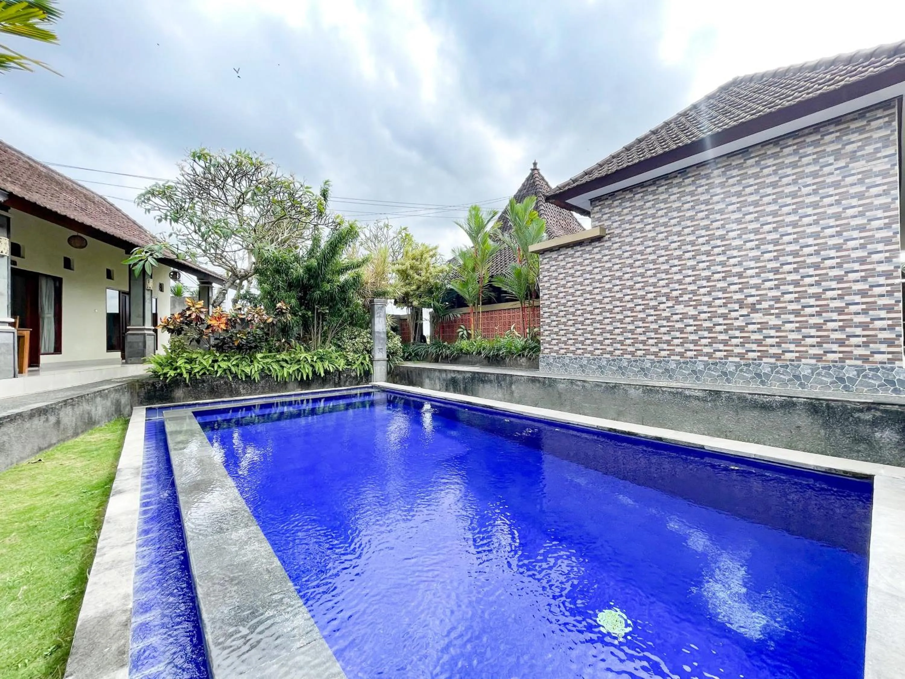 Swimming pool in Urbanview Hotel Lilis Cempaka Mas Guesthouse