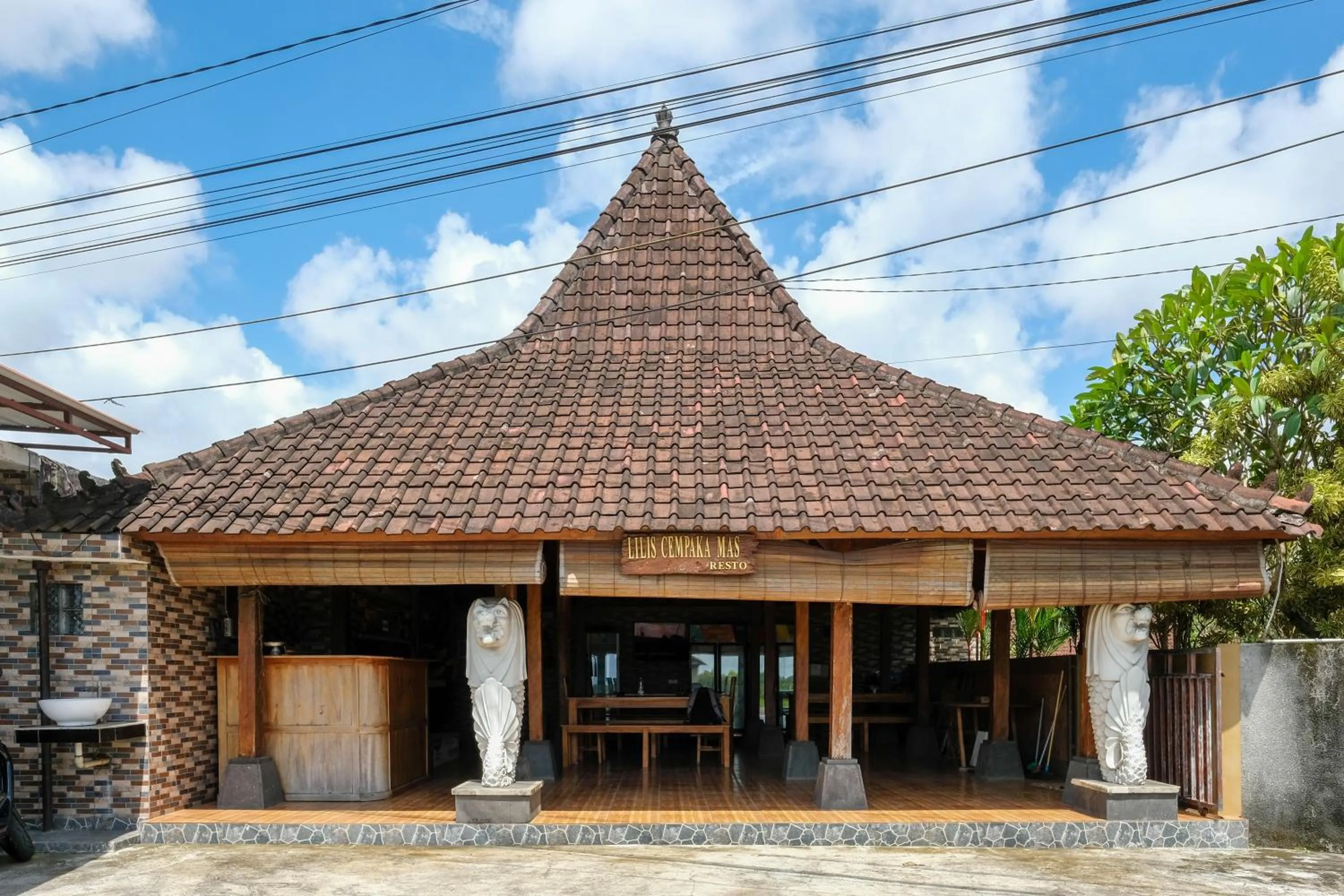 Facade/entrance in Urbanview Hotel Lilis Cempaka Mas Guesthouse