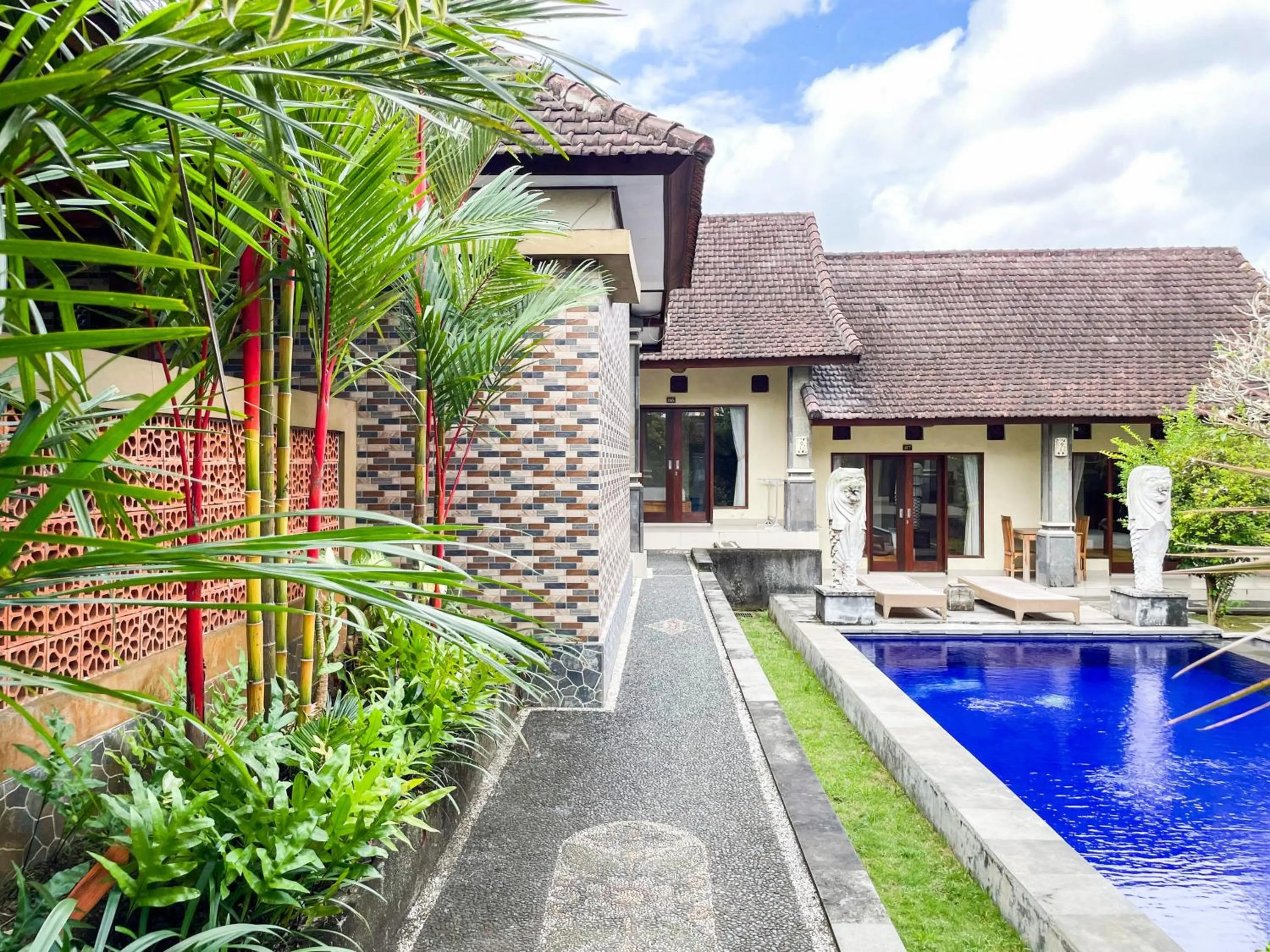 Swimming pool in Urbanview Hotel Lilis Cempaka Mas Guesthouse