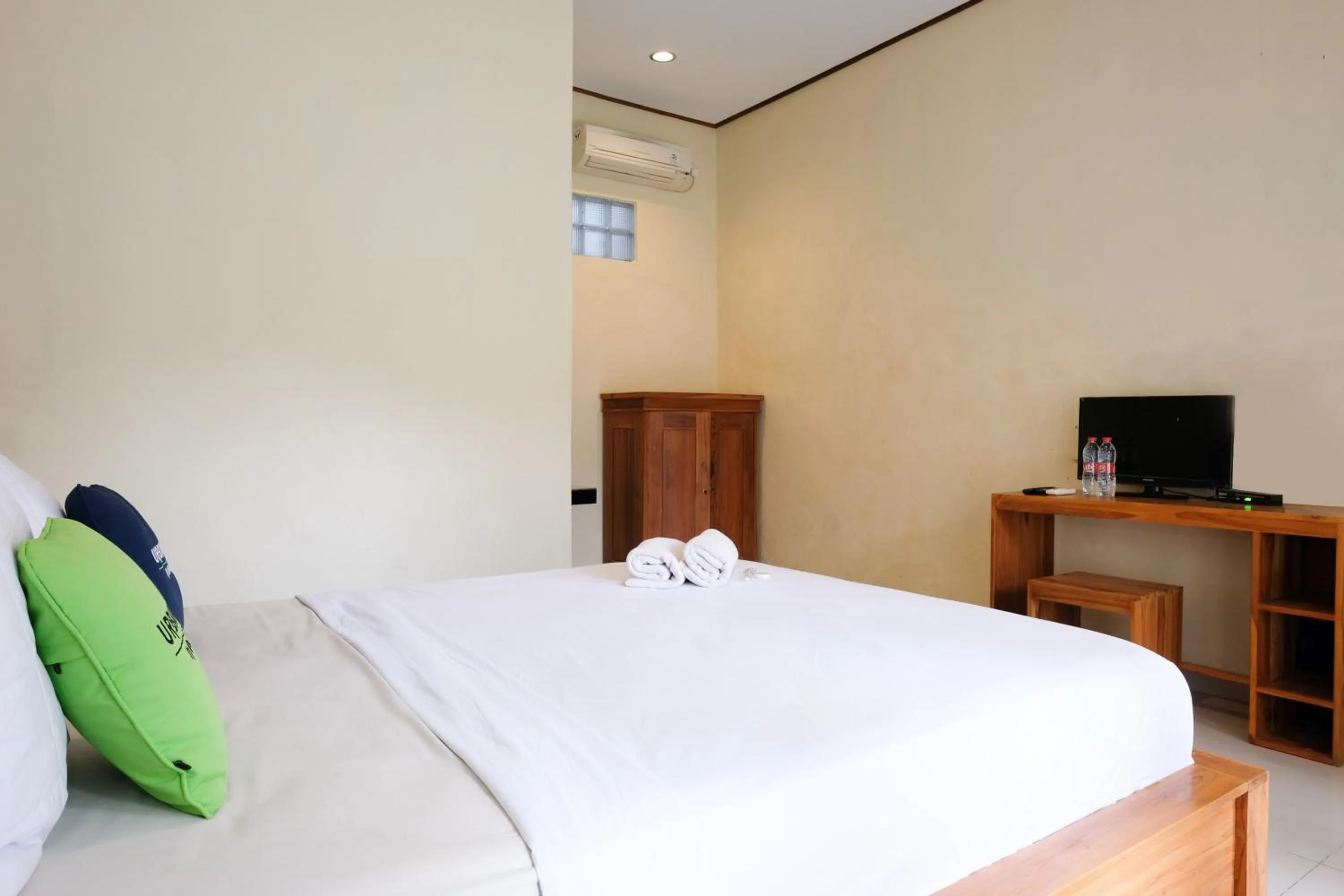 Bed in Urbanview Hotel Lilis Cempaka Mas Guesthouse