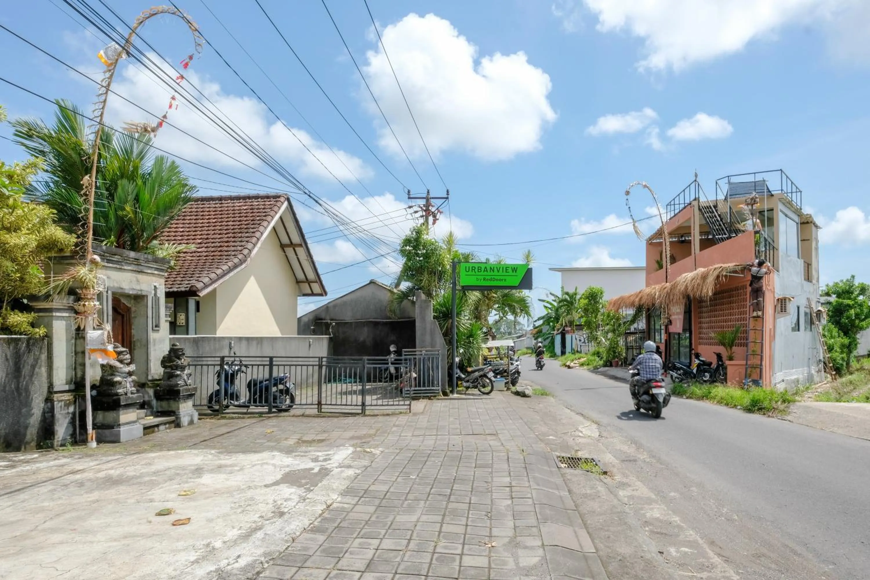 Facade/entrance in Urbanview Hotel Lilis Cempaka Mas Guesthouse