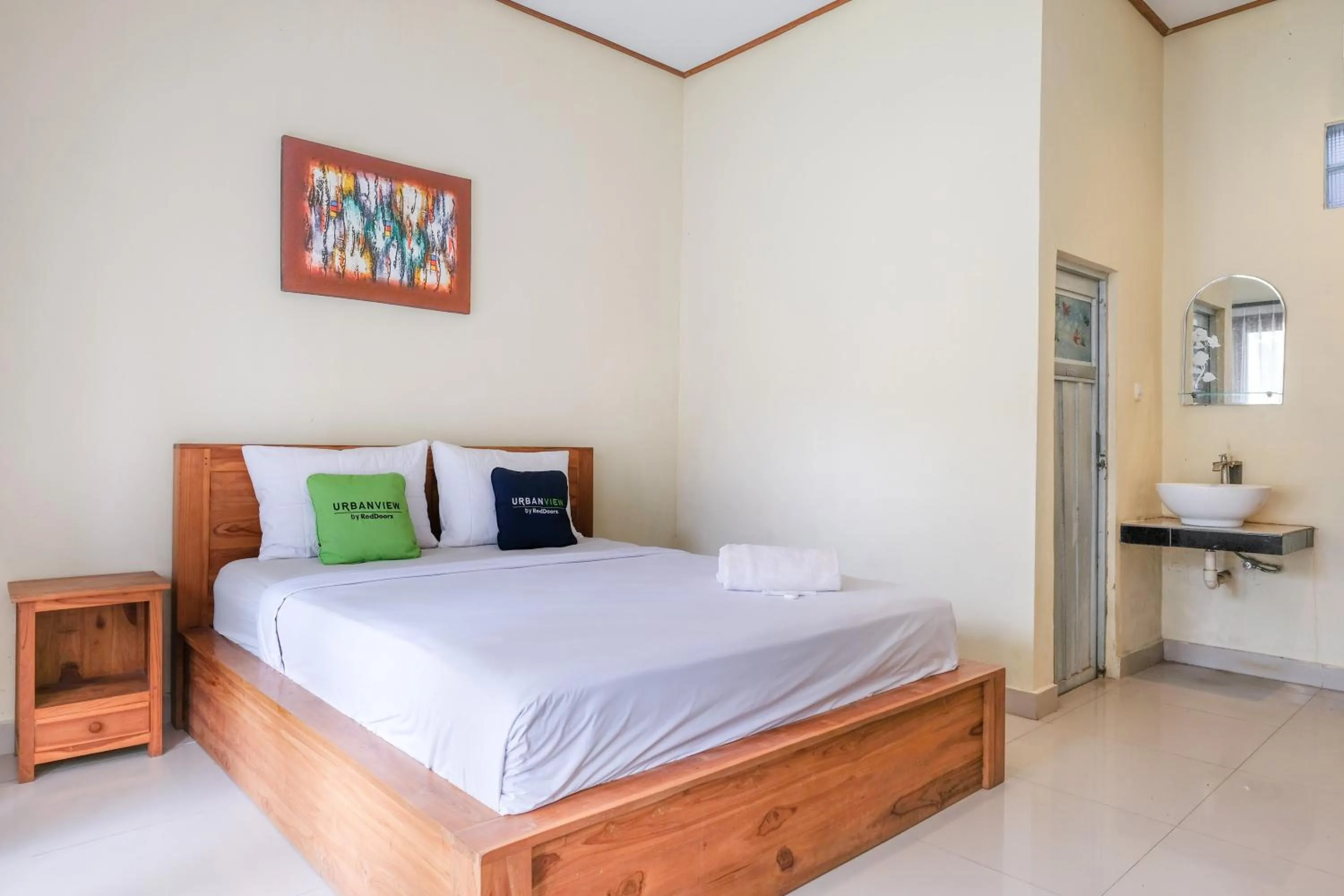 Bed in Urbanview Hotel Lilis Cempaka Mas Guesthouse