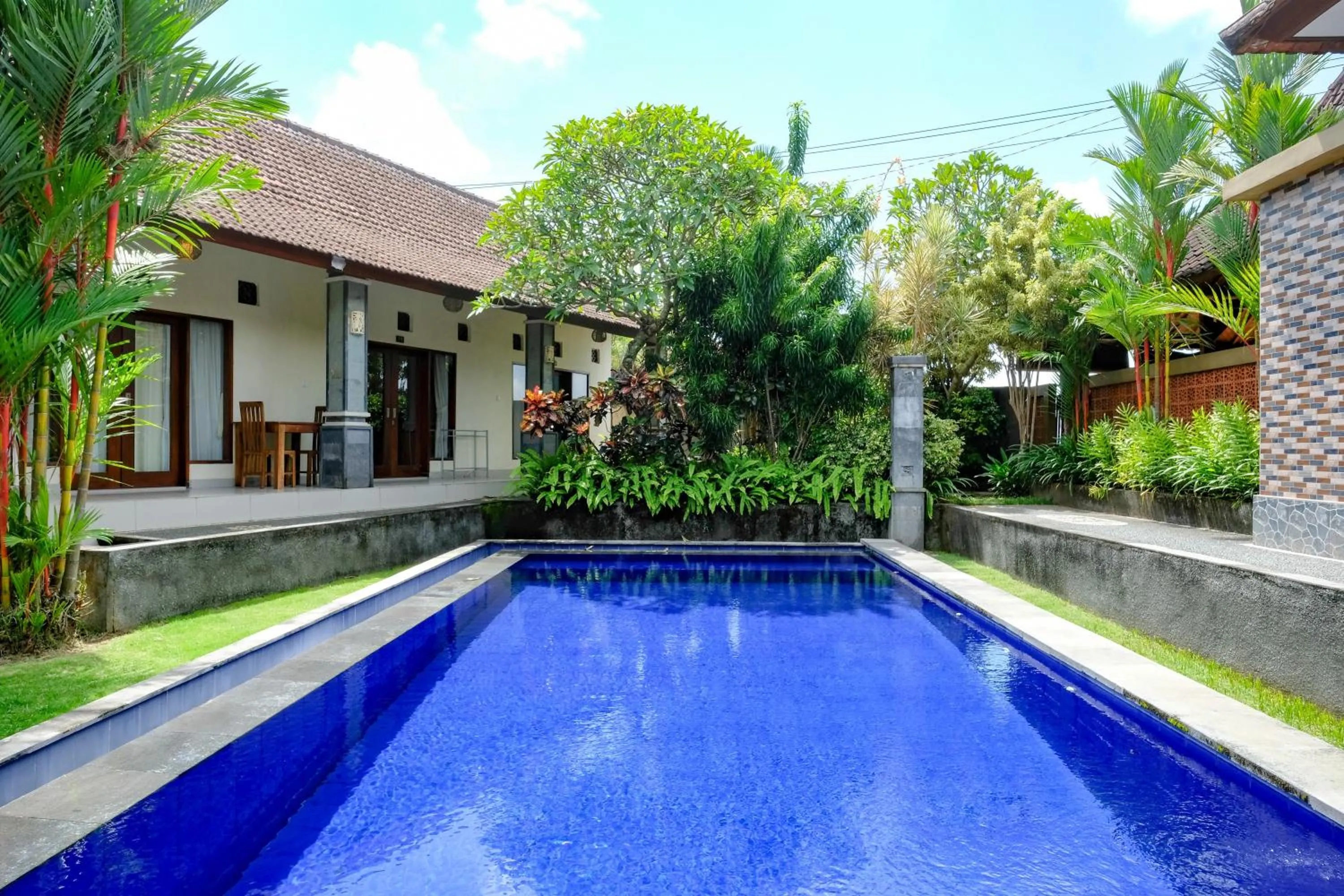 Swimming pool in Urbanview Hotel Lilis Cempaka Mas Guesthouse