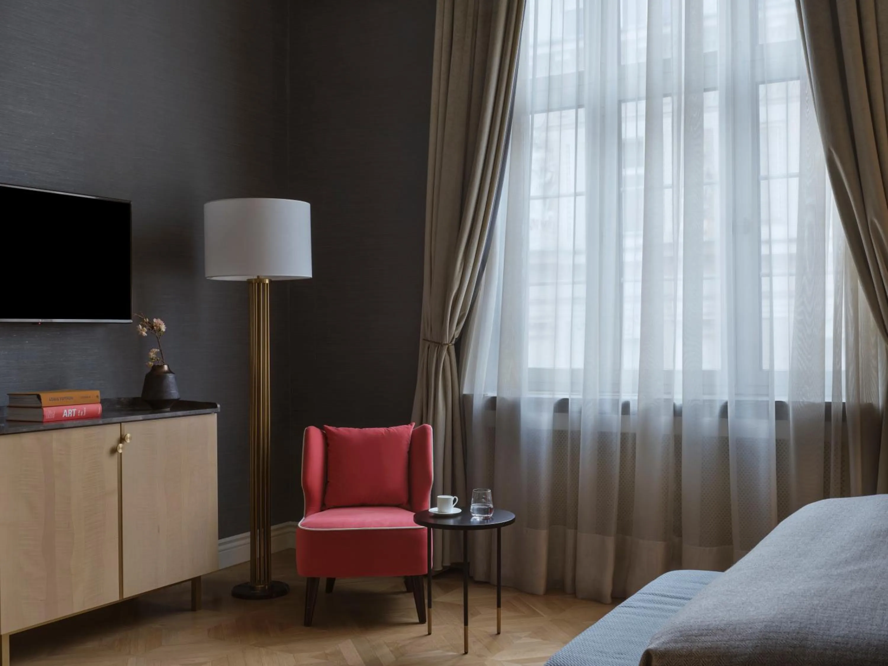 Seating area, Bed in Hotel Capital