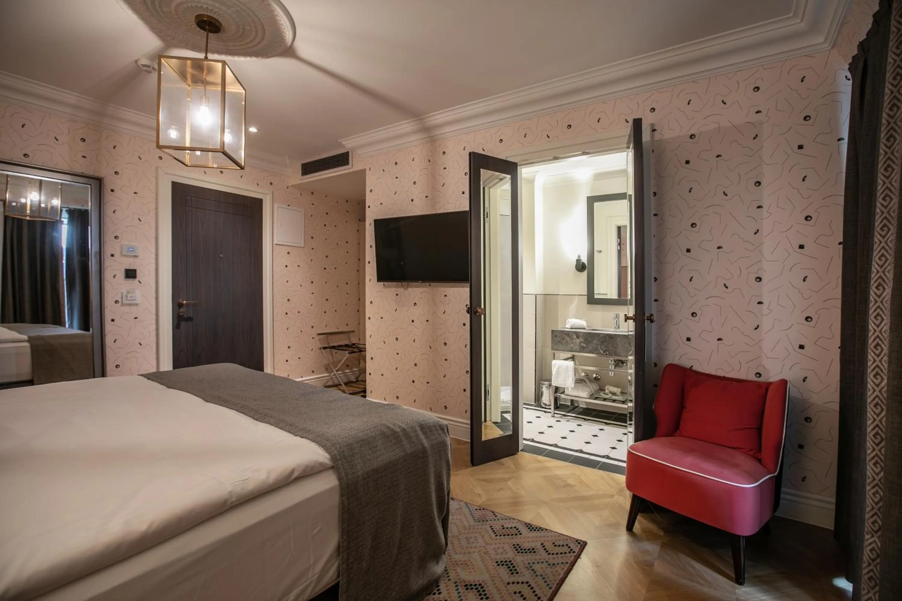 Bathroom, Bed in Hotel Capital