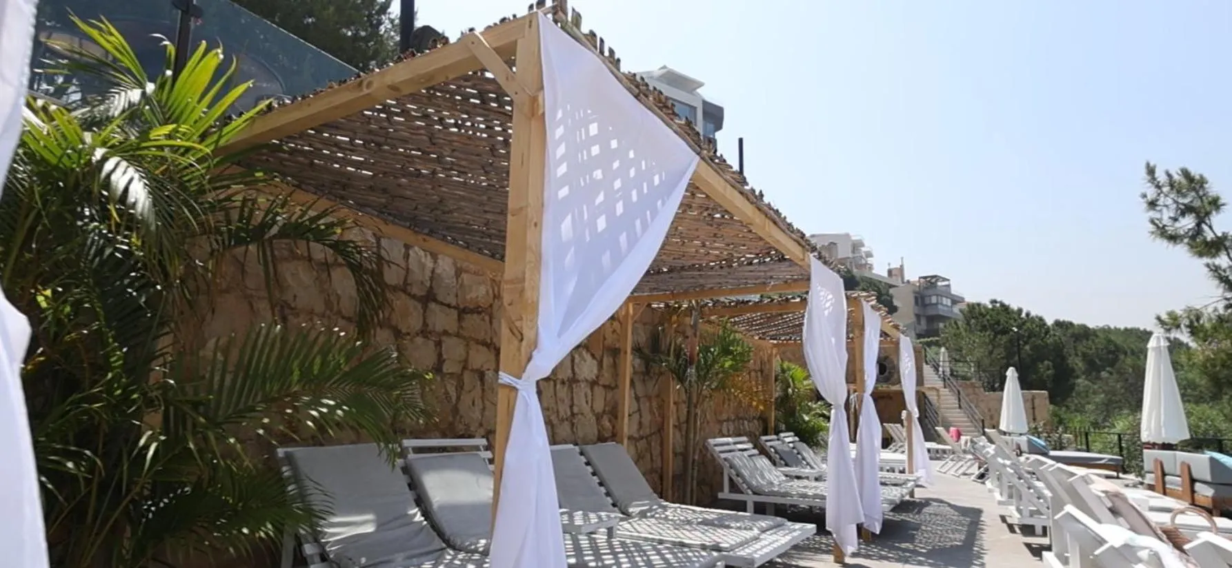 Patio in The Ray Hotel and Studios