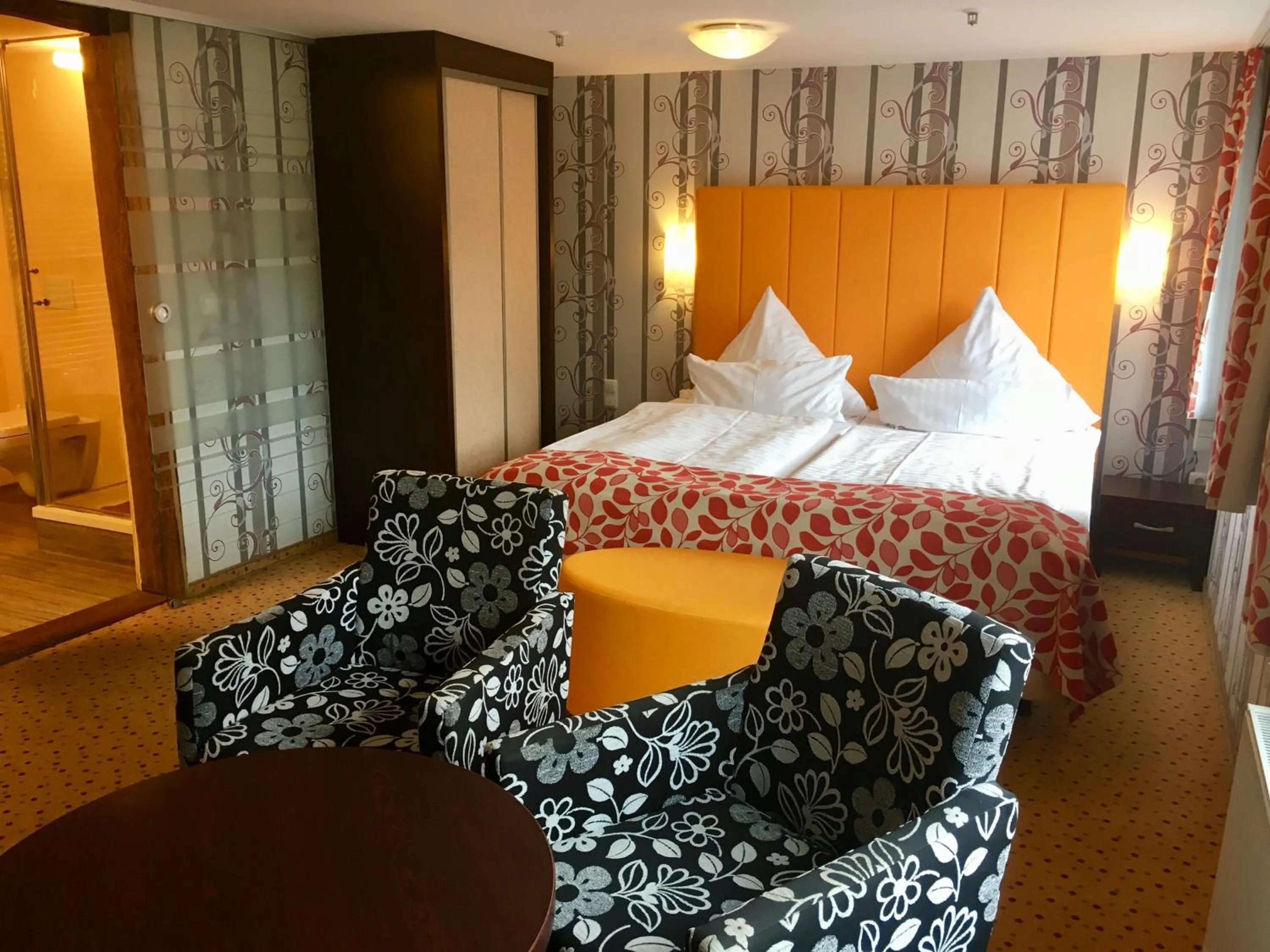 Photo of the whole room, Bed in Märchenhotel