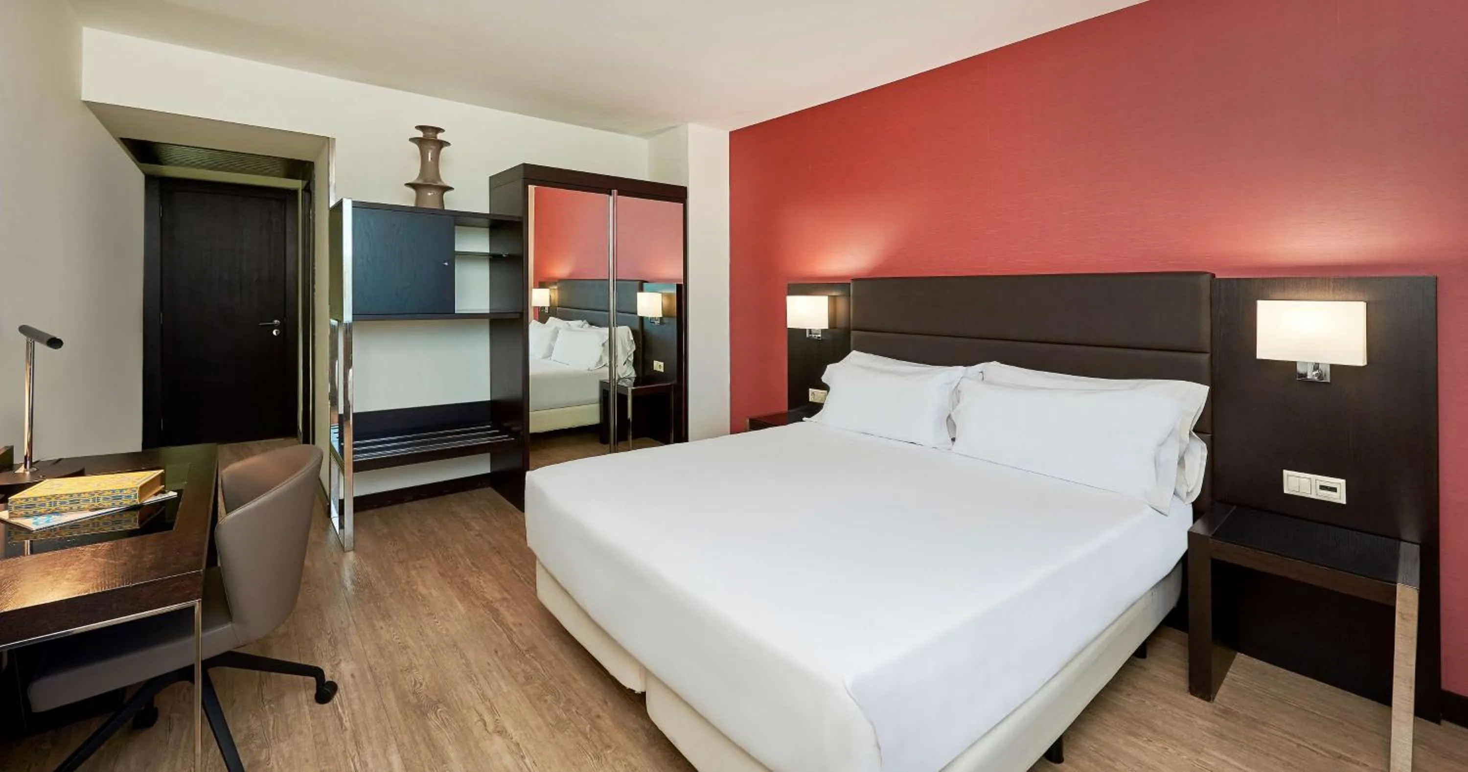 Bedroom, Bed in NH Coimbra Dona Ines