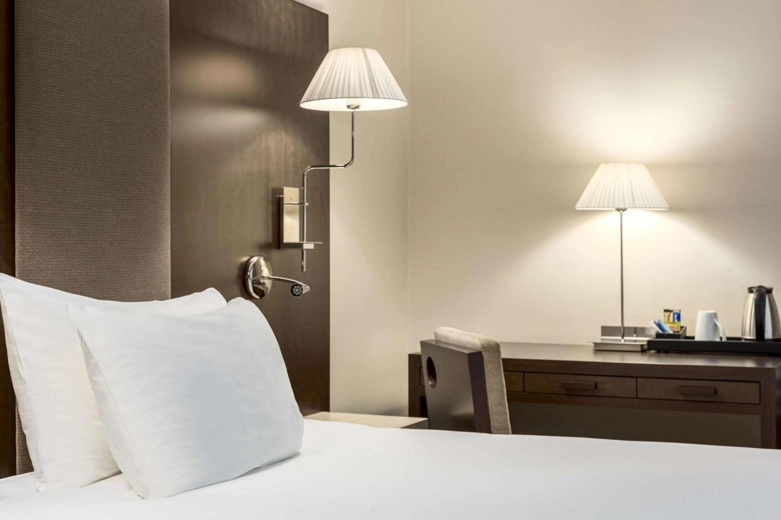 Bedroom, Bed in NH Coimbra Dona Ines