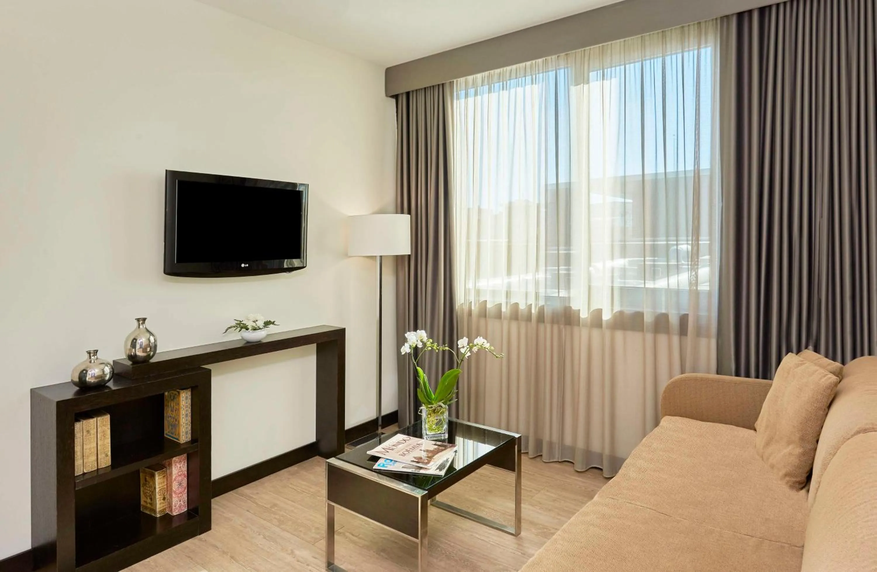 Photo of the whole room in NH Coimbra Dona Ines