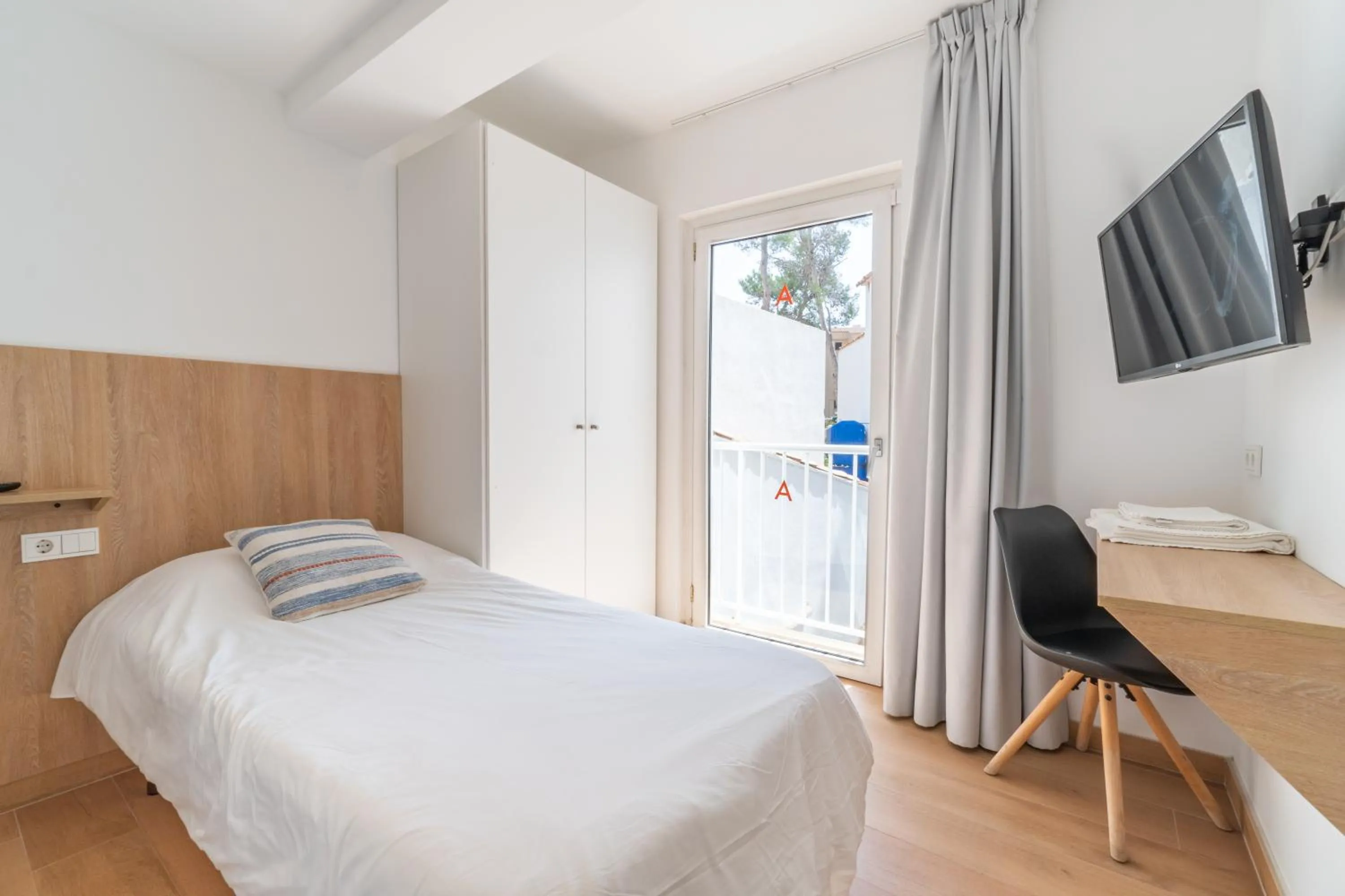 Inner courtyard view, Bed in Hostal Alzina