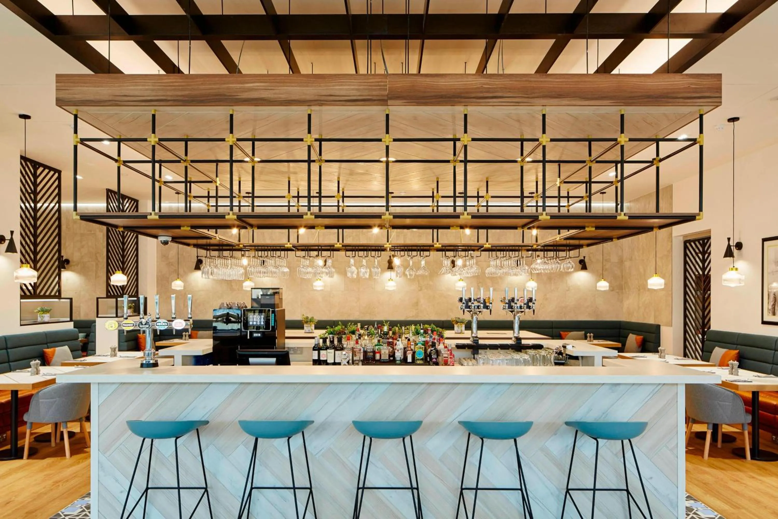 Lounge or bar in Courtyard by Marriott Luton Airport