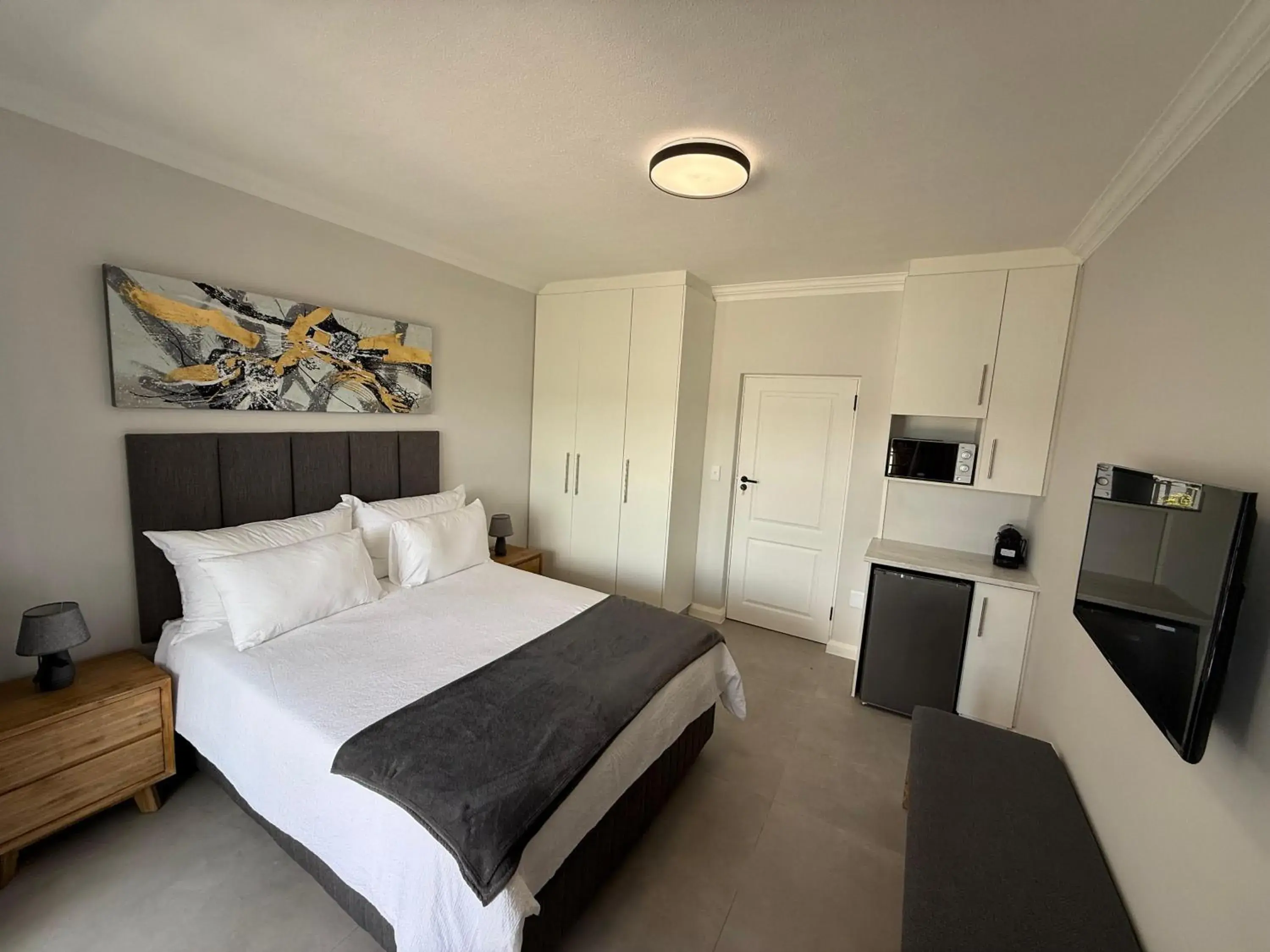 Comfort Queen Room in Interlaken Guest House Comfort Queen Room in Interlaken Guest House