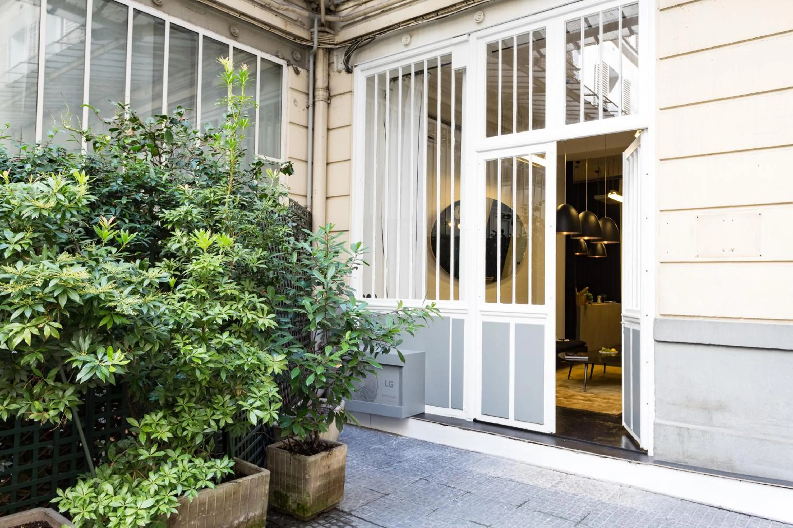 Property building in Habitat Parisien - 2BR-2BA - Aircon Loft Montorgueil